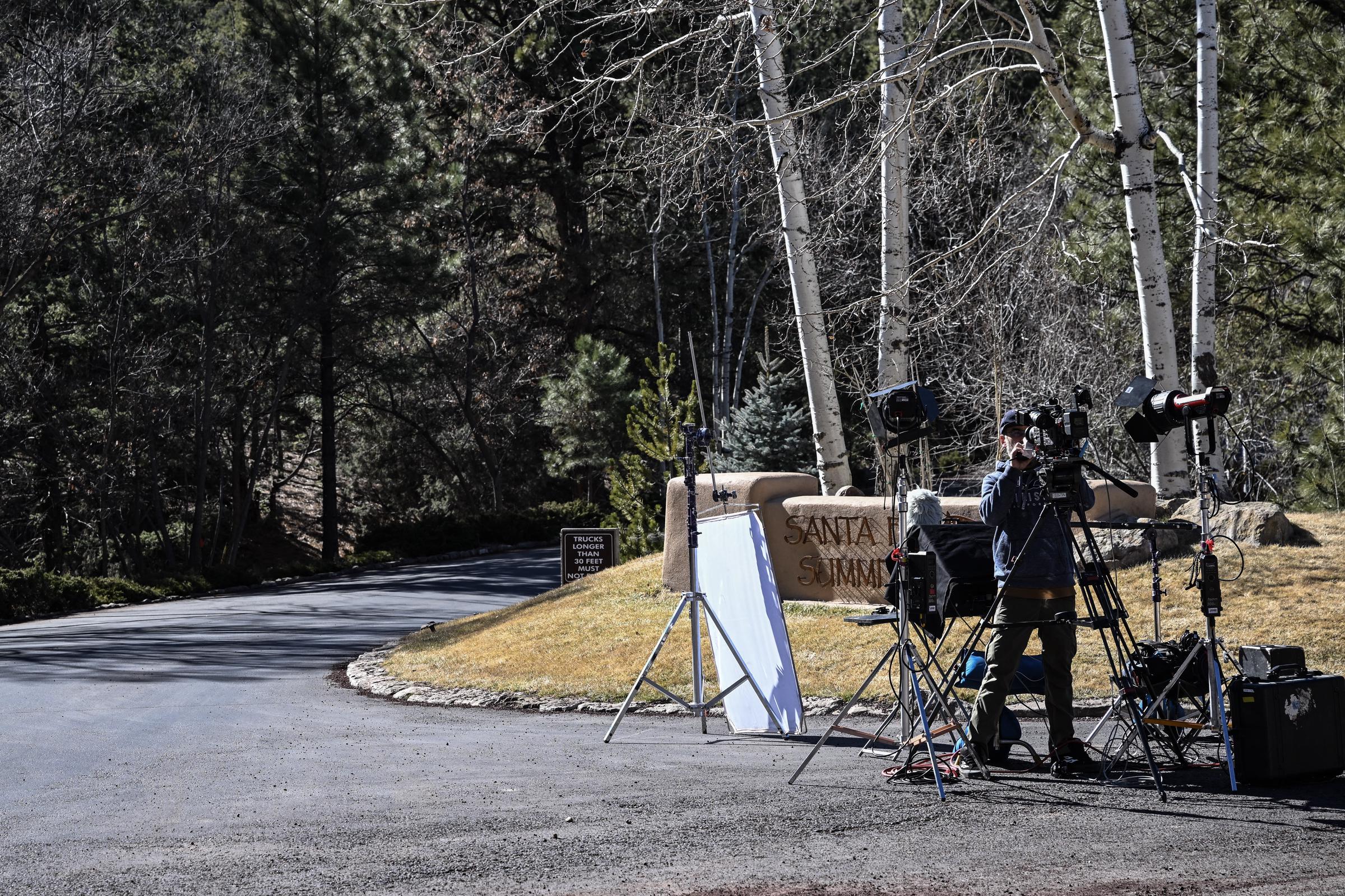 Un journaliste installe des caméras à l'entrée du quartier de Santa Fe Summit où Gene Hackman a vécu le 28 février 2025 | Source : Getty Images