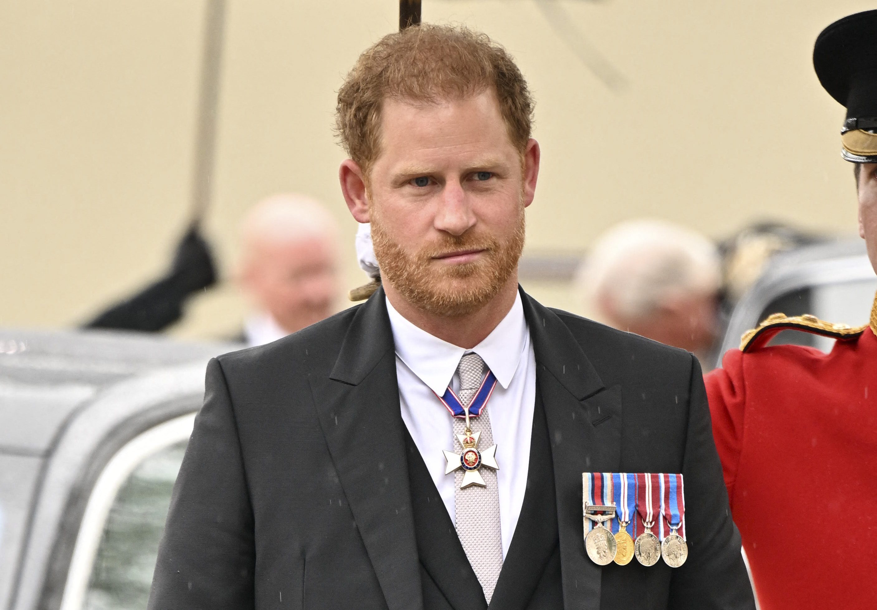 Le prince Harry arrive pour le couronnement de son père à l'abbaye de Westminster, dans le centre de Londres, le 6 mai 2023 | Source : Getty Images