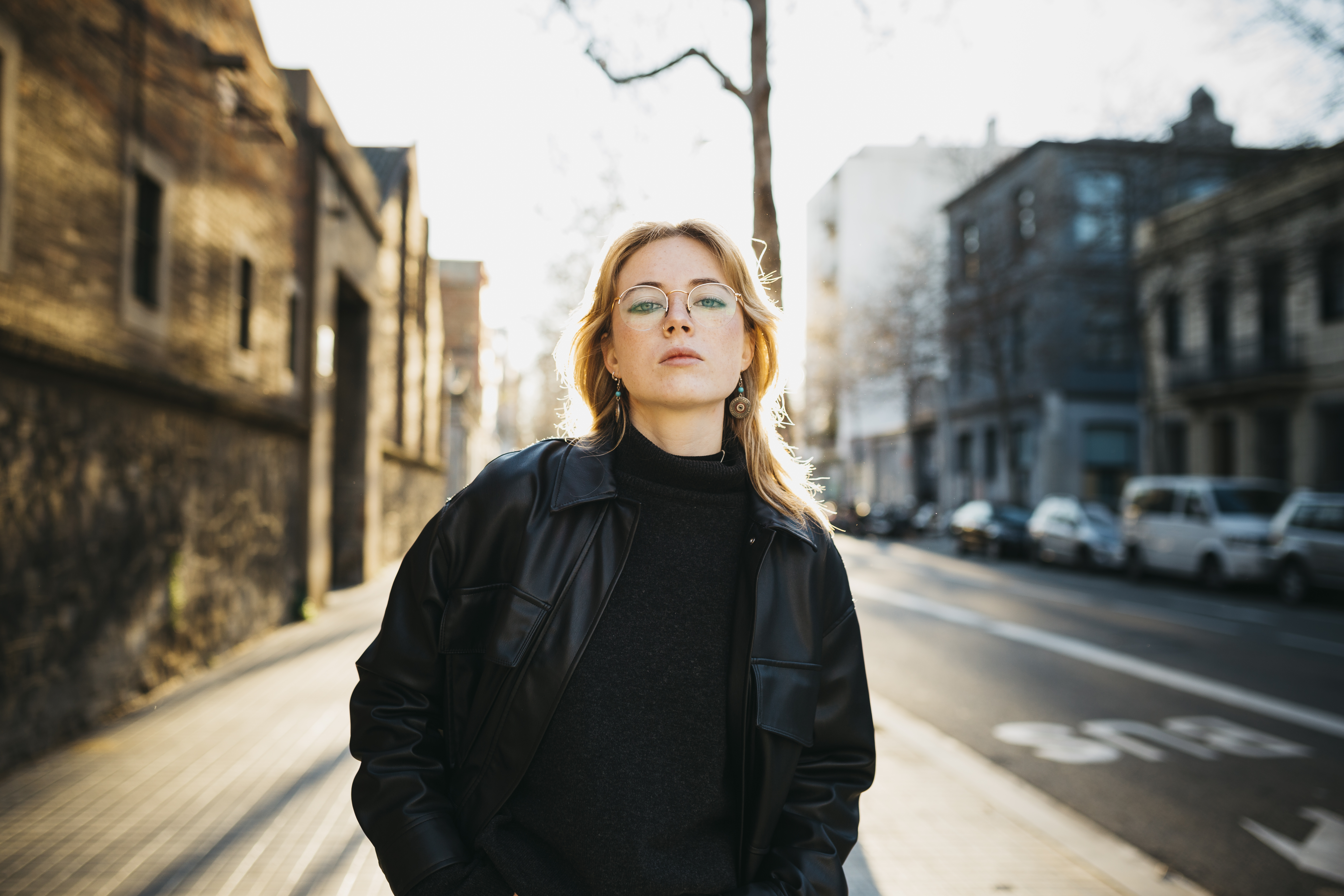 Portrait d'une jeune femme blonde dans la rue | Source : Getty Images