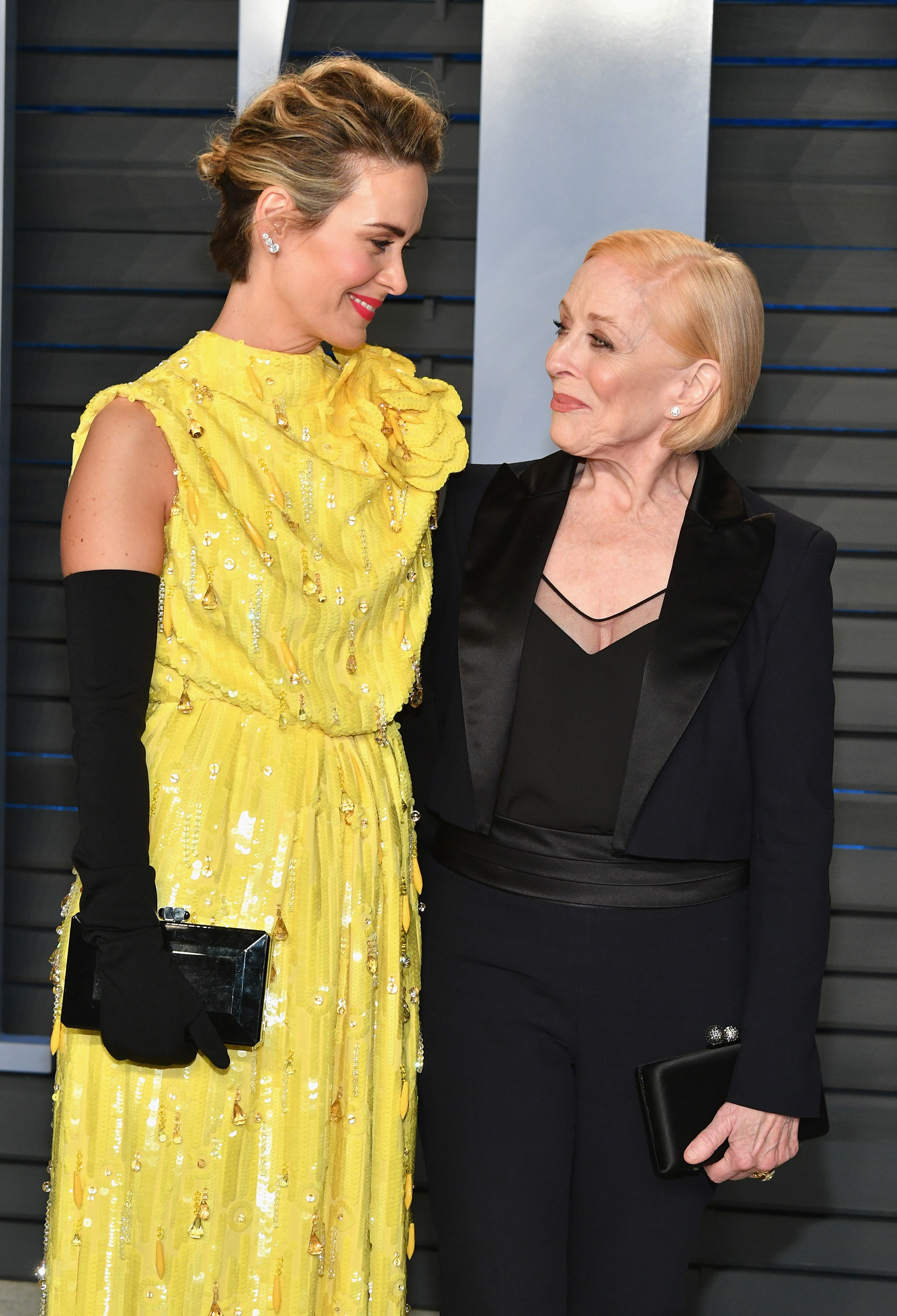 Sarah Paulson et Holland Taylor assistent à la soirée des Oscars 2018 de Vanity Fair au Wallis Annenberg Center for the Performing Arts le 4 mars 2018 à Beverly Hills, en Californie | Source : Getty Images