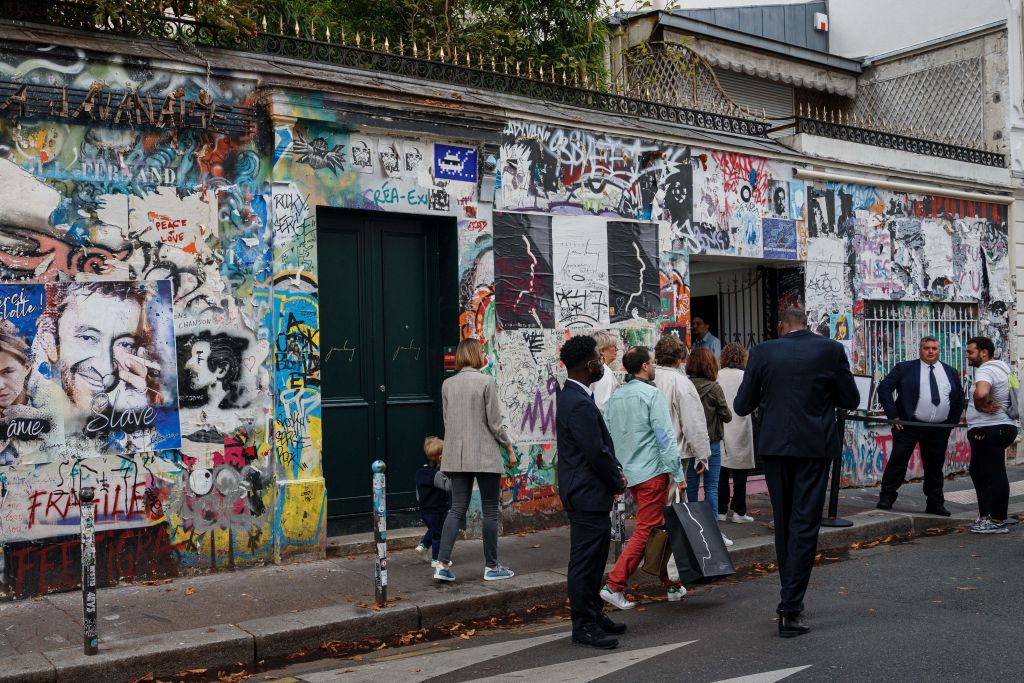 Des visiteurs se tiennent devant la « Maison Gainsbourg », la demeure du chanteur, compositeur et acteur français Serge Gainsbourg, le jour de son ouverture au public à Paris, le 20 septembre 2023 I Source : Getty Images