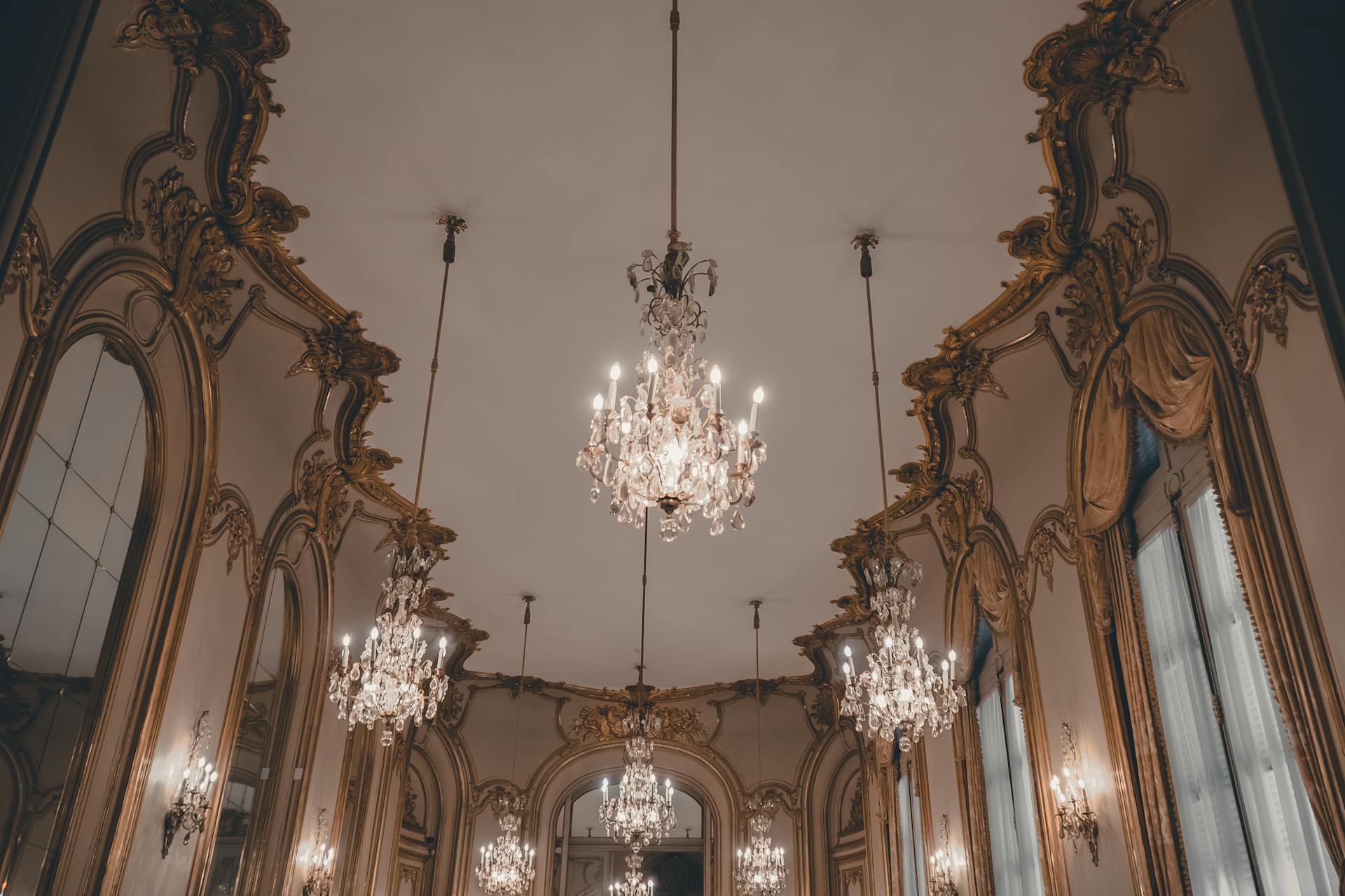 Chandeliers dans une salle de bal | Source : Pexels