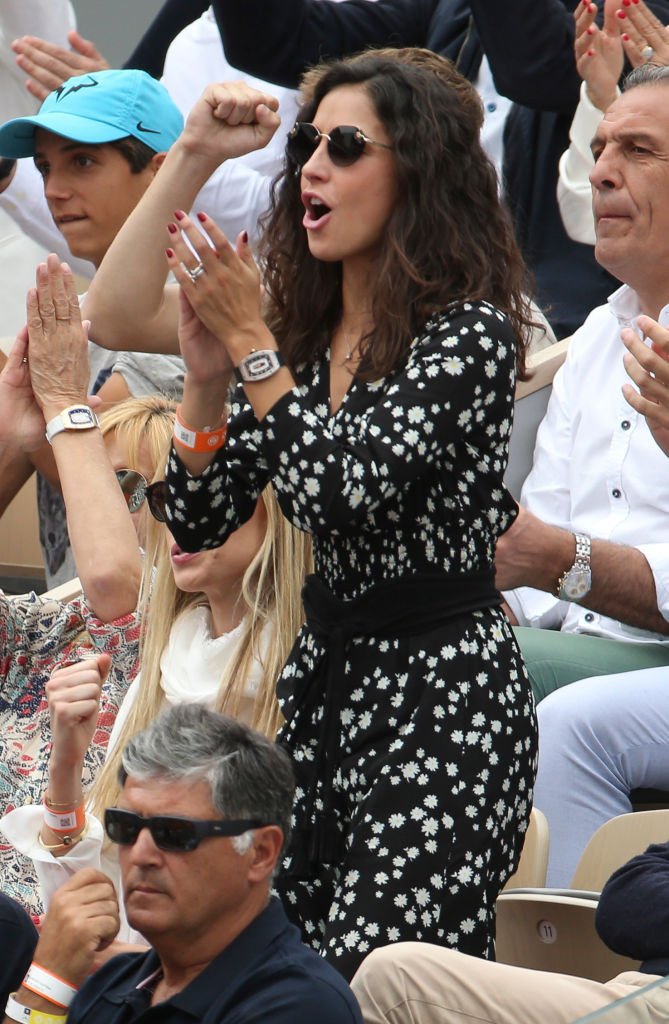 Xisca Perello encourageant son fiancé à Roland Garros. l Source : Getty Images