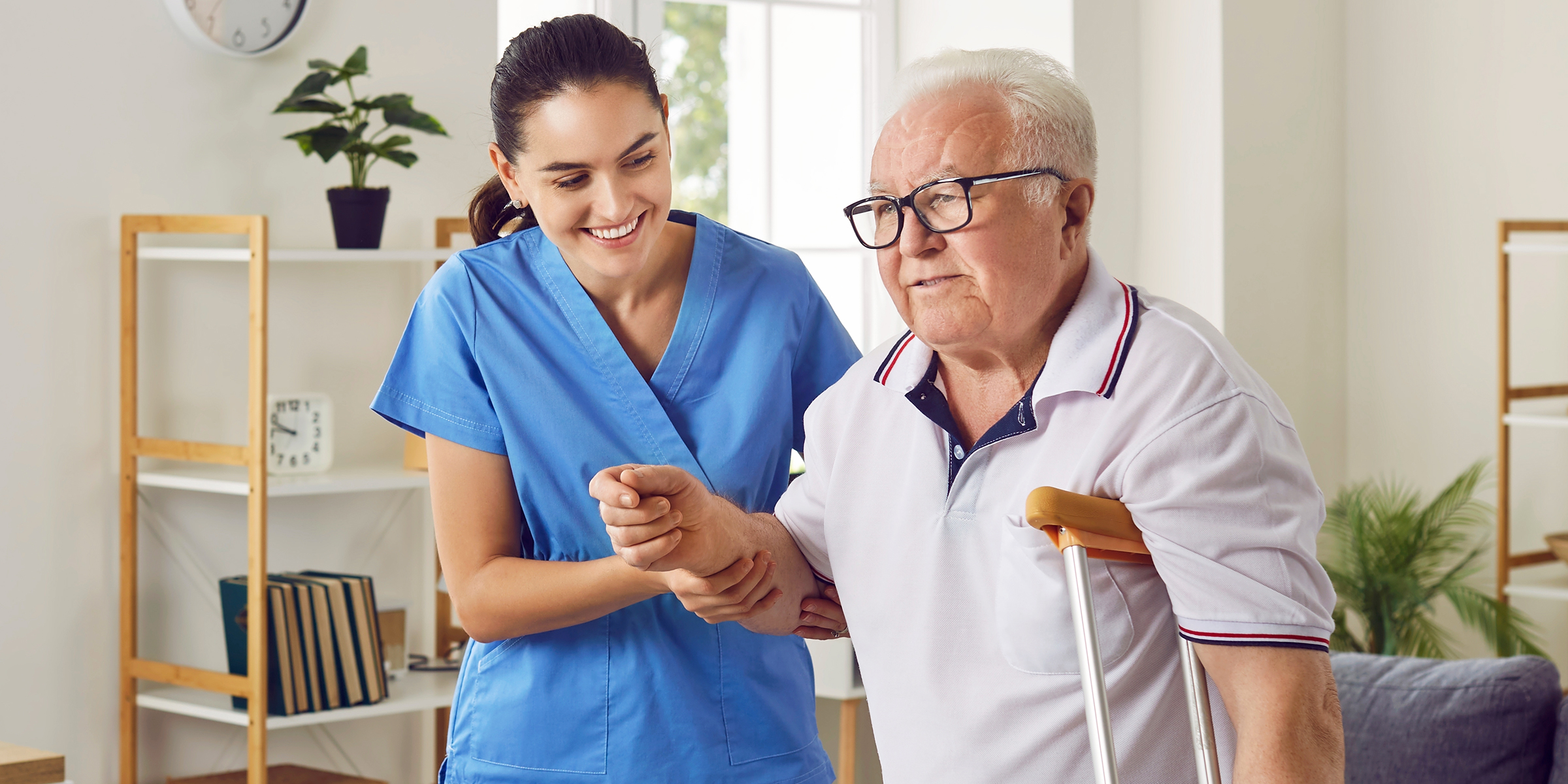 Une aide-soignante s'occupant d'un homme âgé | Source : Shutterstock