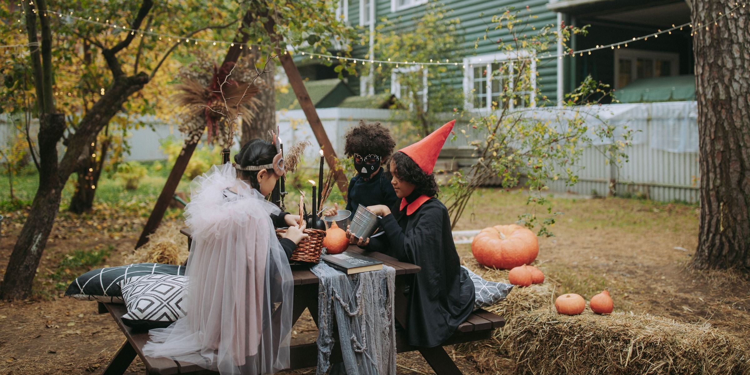 Une famille à l'occasion d'Halloween | Source : Pexels