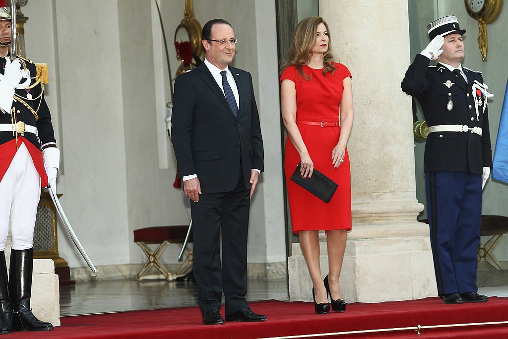  Le président français François Hollande et Valérie Trierweiler posent alors qu'ils arrivent pour assister à un dîner d'État au Palais Elysée, le 7 mai 2013 à Paris, France. | Photo : Getty Images