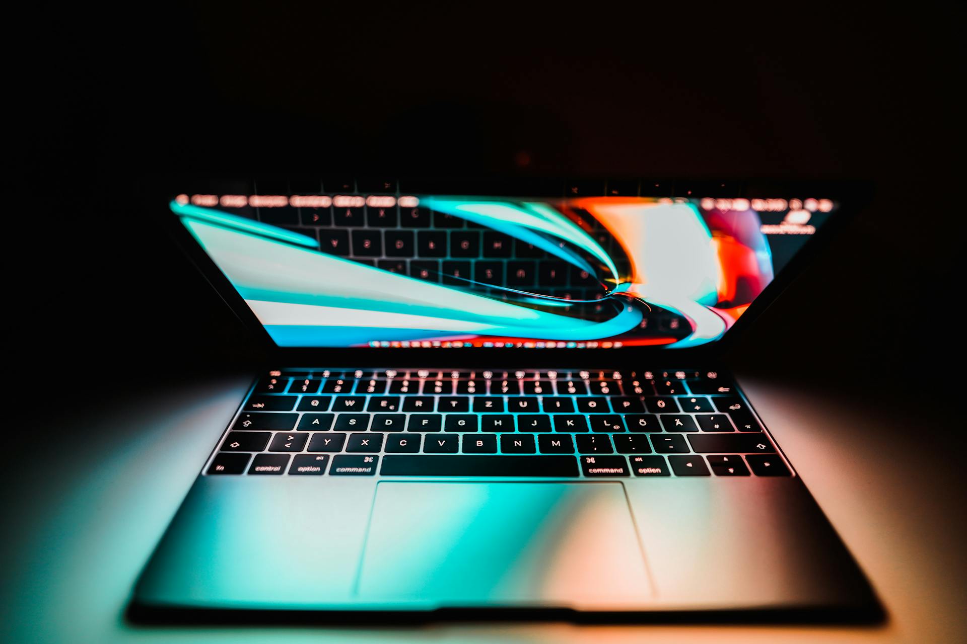Un ordinateur portable sur une table | Source : Pexels