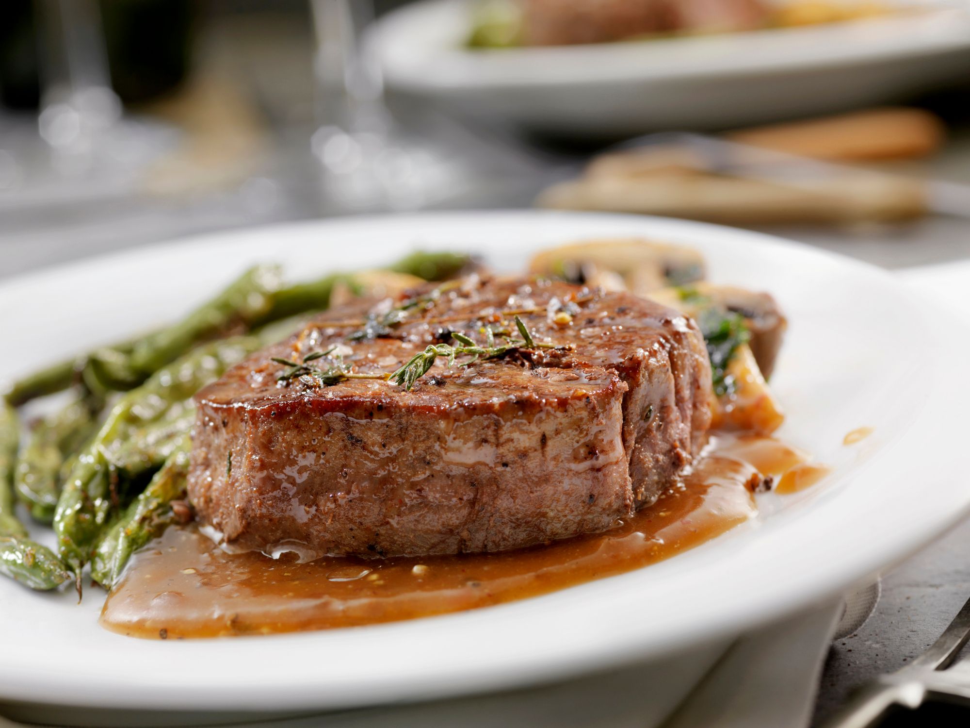 Une tranche de steak sur une assiette blanche. | Source : Getty Images