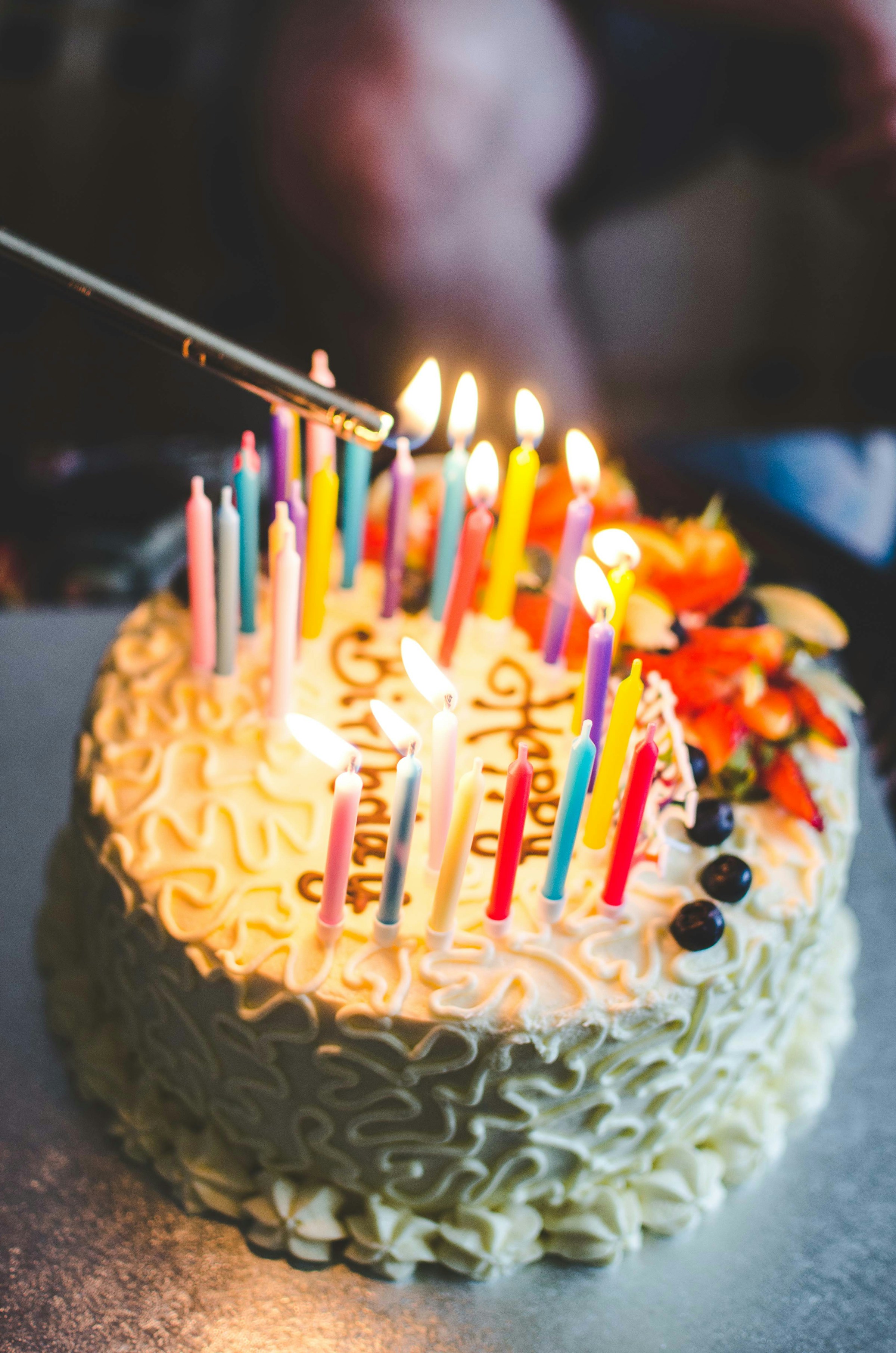 Gâteau d'anniversaire avec des bougies | Source : Unsplash