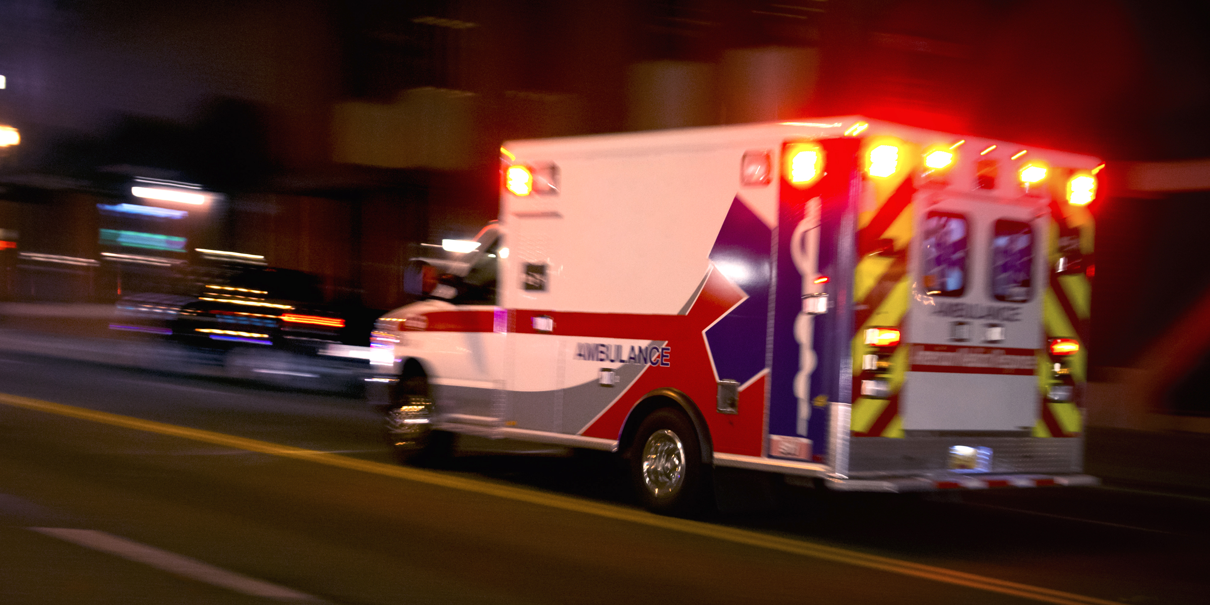 Une ambulance qui se précipite | Source : Shutterstock