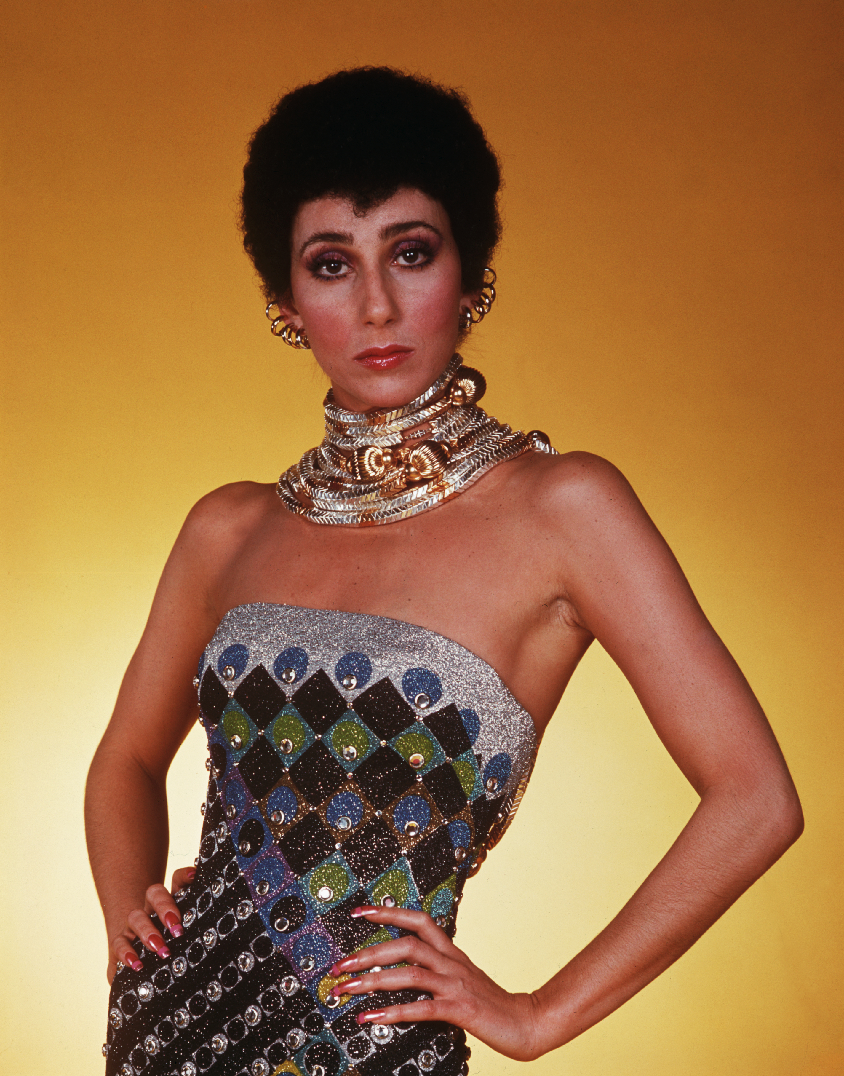 Cher dans son émission de télévision, "The Sonny and Cher Comedy Hour" en 1975 | Source : Getty Images