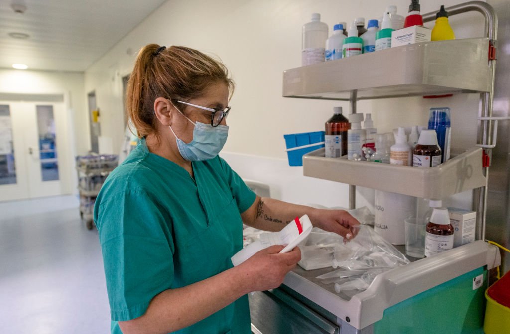 Une infirmière à l'hôpital Santa Maria le 9 avril 2020 à Lisbonne, Portugal. | Photo : Getty Images