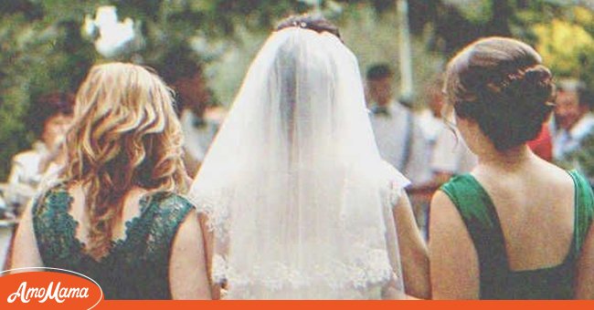 Une mariée avec ses demoiselles d'honneur | Source : Shutterstock
