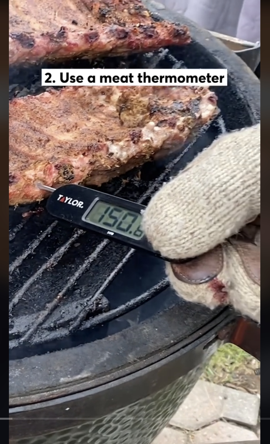 Une personne tenant un thermomètre à viande pour vérifier la température de la viande, comme on peut le voir dans une vidéo datée du 22 septembre 2023 | Source : TikTok/@consumerreports