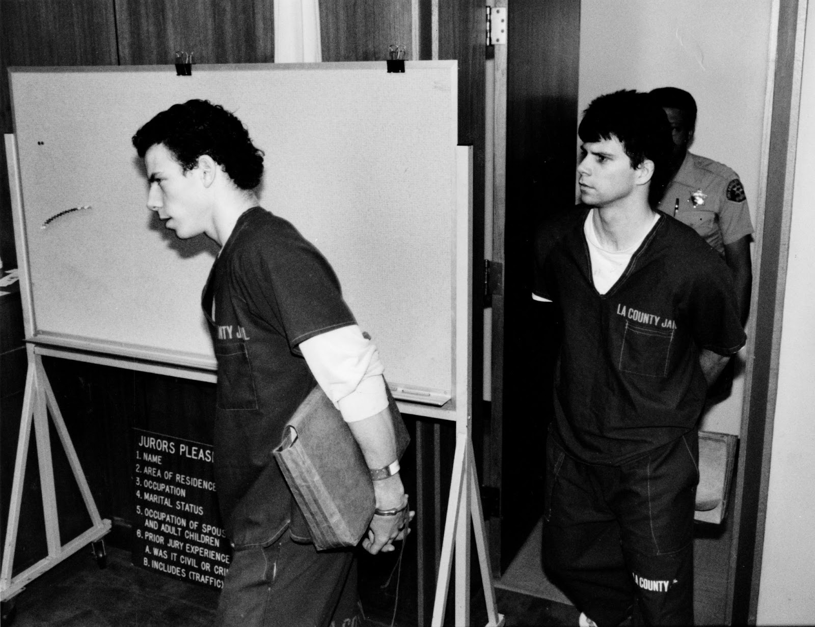 Erik et Lyle Menendez entrant dans une salle d'audience le 15 juin 1990. | Source : Getty Images