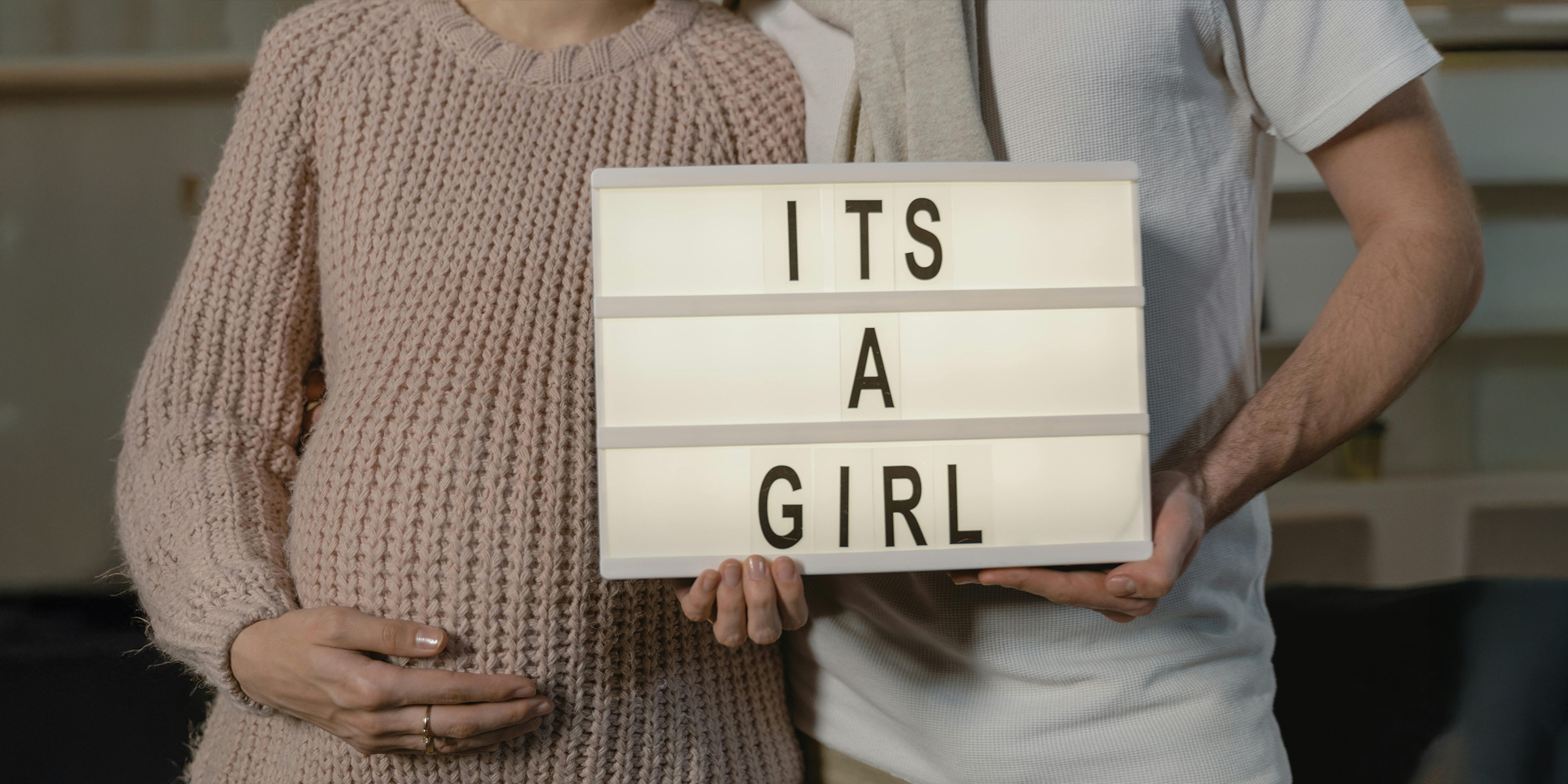 Des parents attendent une petite fille | Source : Pexels