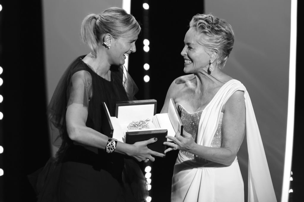 Sharon Stone remet à Julia Ducournau la Palme d'or du meilleur film pour "Titane" lors de la cérémonie de clôture du 74e Festival de Cannes, le 17 juillet 2021 à Cannes, France. | Photo : Getty Images
