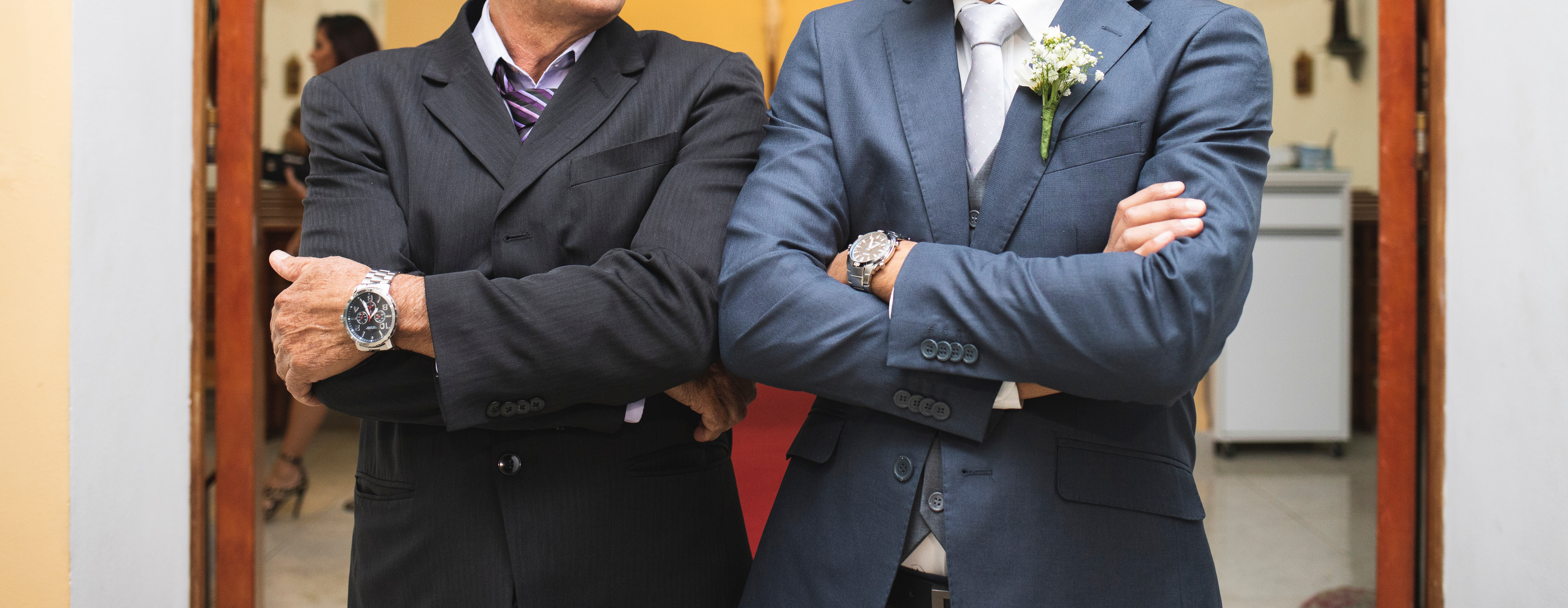 Un père et un marié à la porte de l'église | Source : Shutterstock