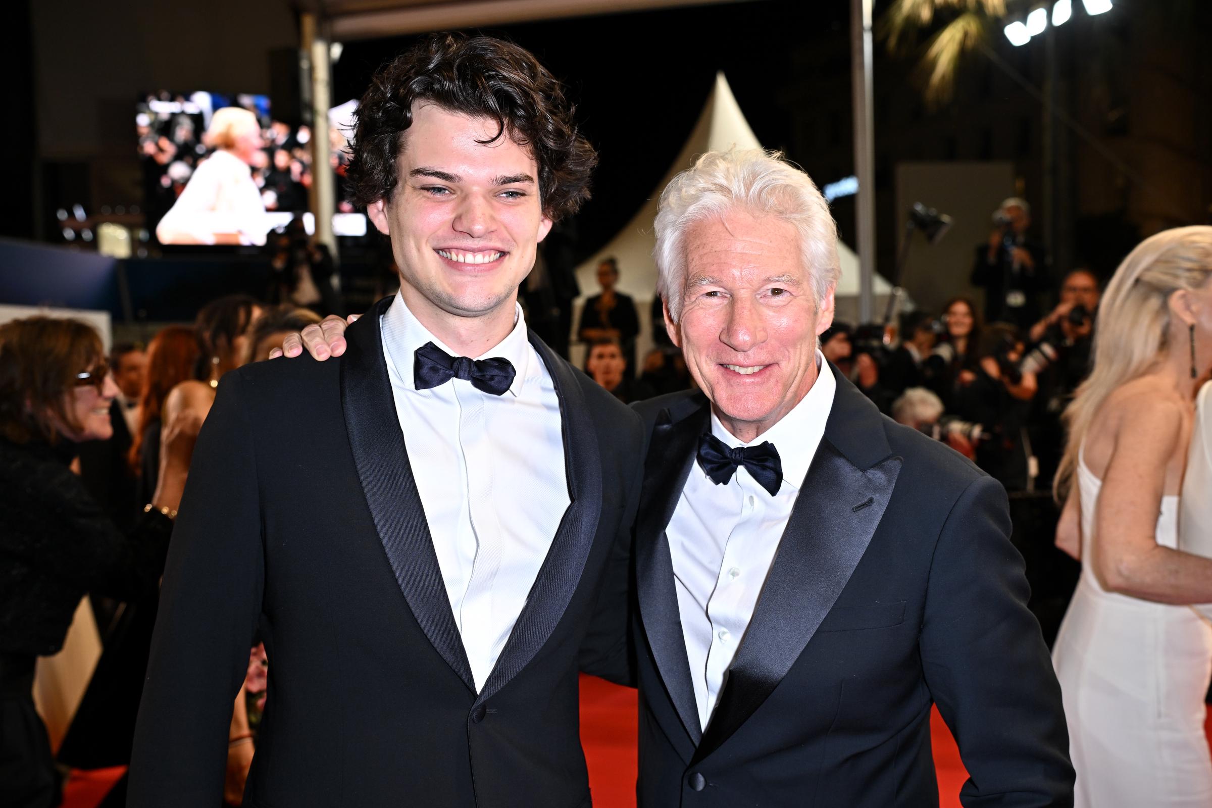 Homer et Richard Gere lors de la première du tapis rouge de "Oh, Canada" pendant le 77e Festival de Cannes annuel à Cannes, France, le 17 mai 2024 | Source : Getty Images