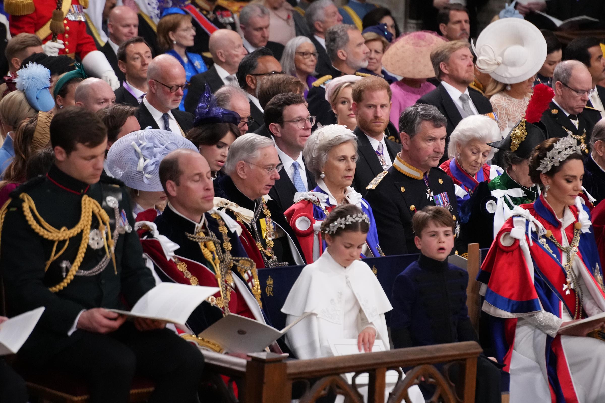 Le prince William (au premier rang) et le prince Harry (rangs derrière) avec d'autres membres de la famille royale lors du couronnement du roi Charles III et de la reine Camilla à Londres, en Angleterre, le 6 mai 2023 | Source : Getty Images