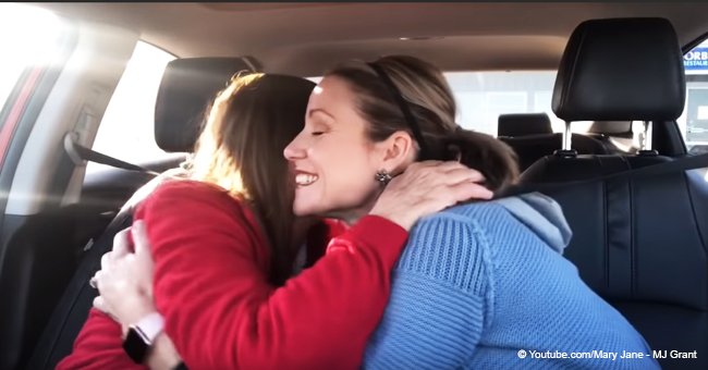 Une femme atteinte de démence embrasse sa fille, et se souvient qu'elle est sa mère au moment où elle la touche