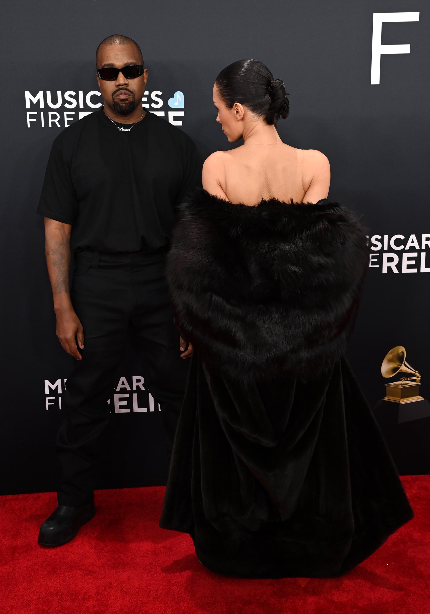 Kanye West et Bianca Censori posent sur le tapis rouge des 2025 Grammys à Los Angeles | Source : Getty Images