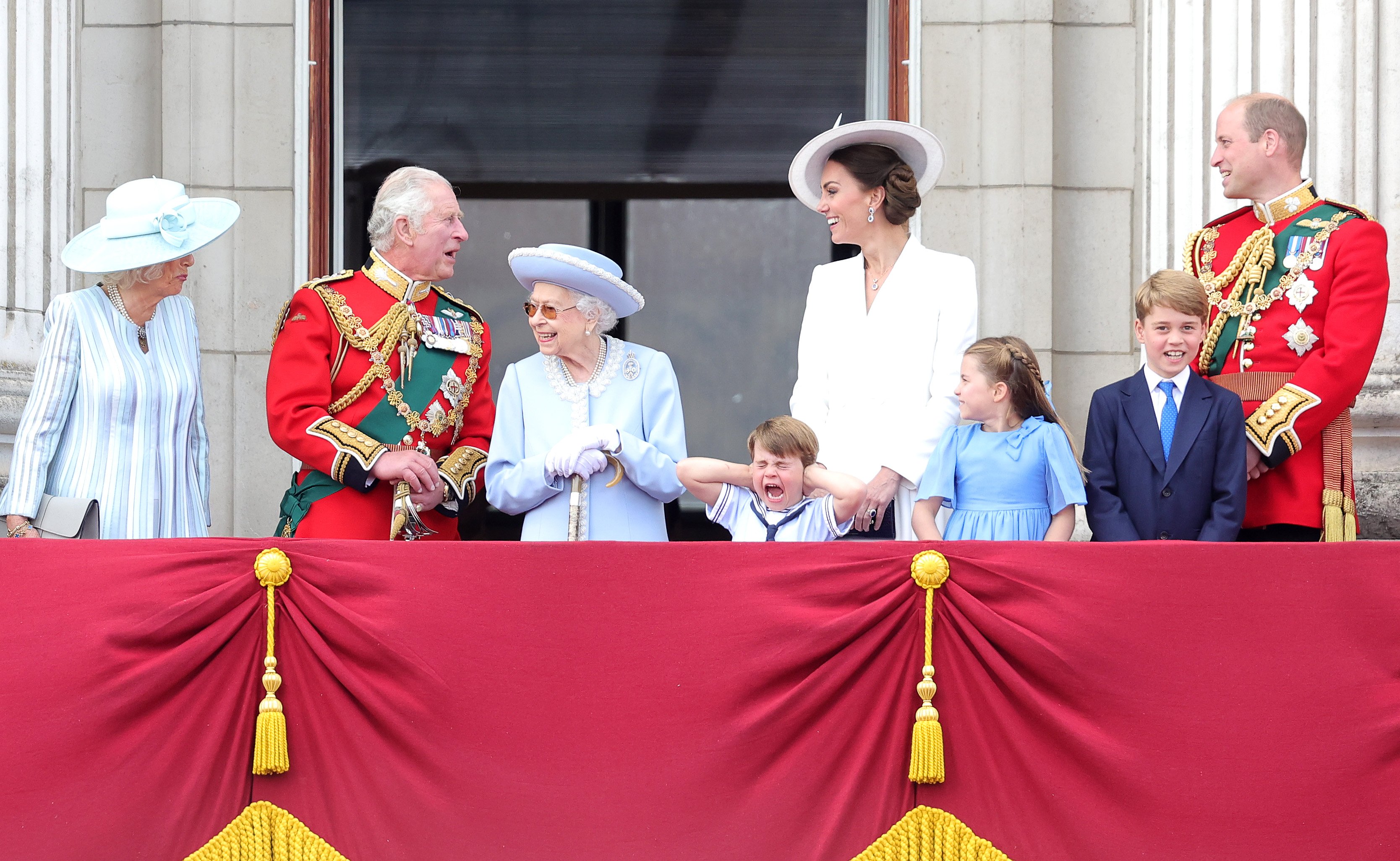 La reine Élisabeth II sourit sur le balcon du palais de Buckingham pendant le défilé du drapeau aux côtés de la duchesse de Cornouailles, du prince Charles, du prince Louis de Cambridge, de Catherine, duchesse de Cambridge, de la princesse Charlotte de Cambridge, du prince George de Cambridge et du prince William pendant le défilé du drapeau le 2 juin 2022 à Londres, en Angleterre | Source : Getty Images
