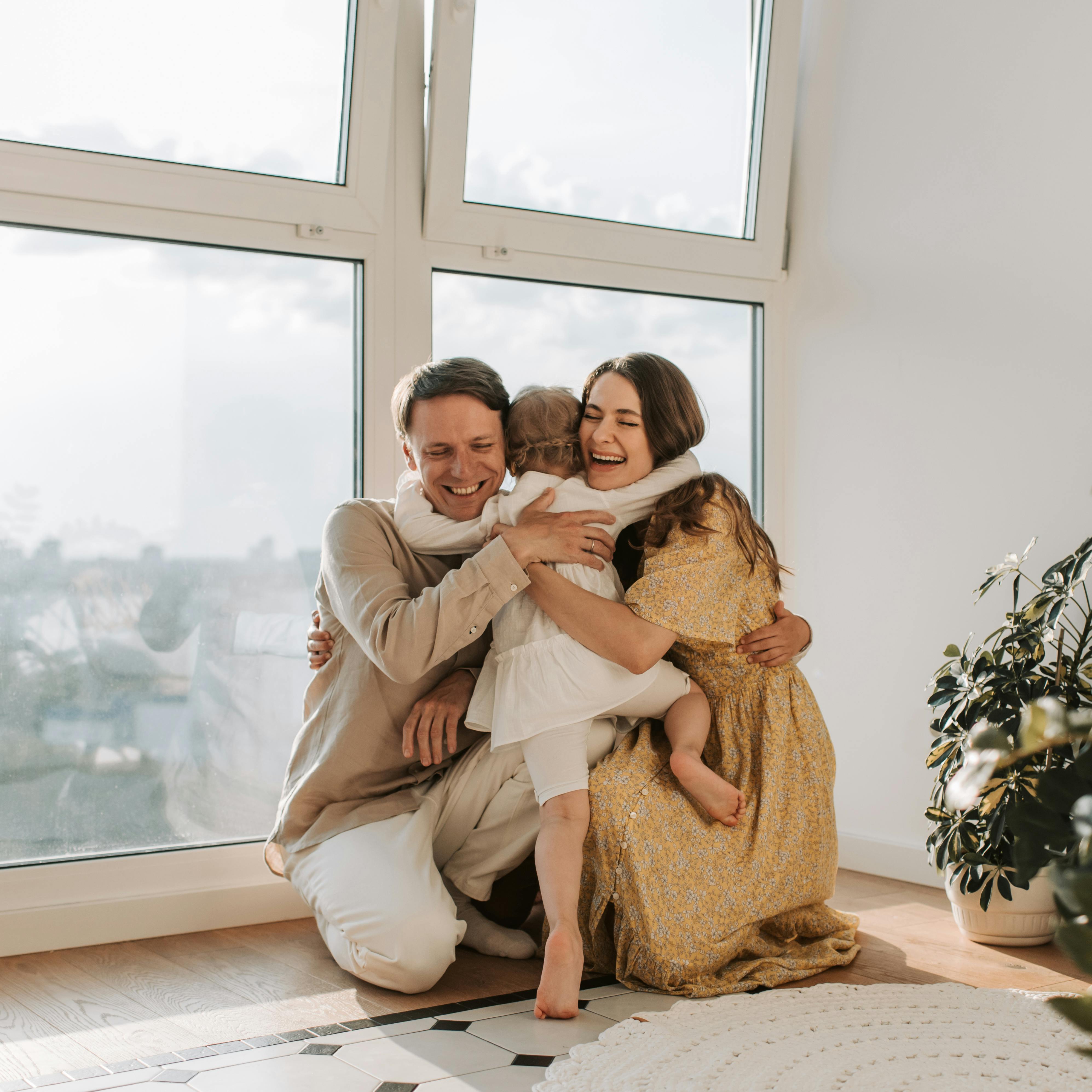 Une famille heureuse et leur fille | Source : Pexels