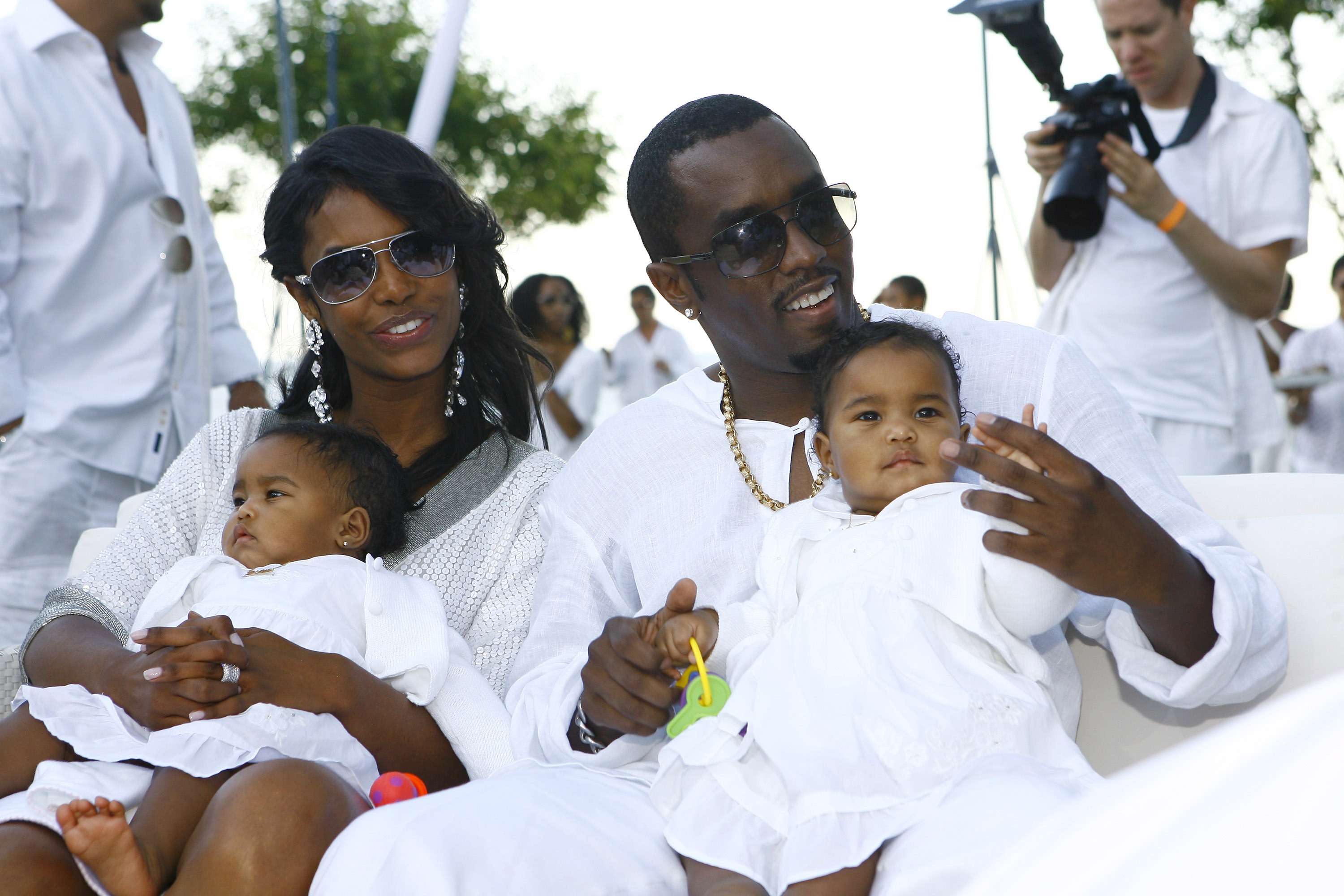 Kim Porter et Sean "Diddy" Combs avec leurs filles jumelles D'Lila et Jessie le 2 septembre 2007 | Source : Getty Images