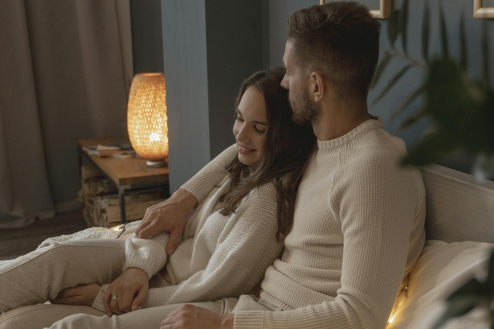 Un couple se câlinant au lit | Source : Pexels