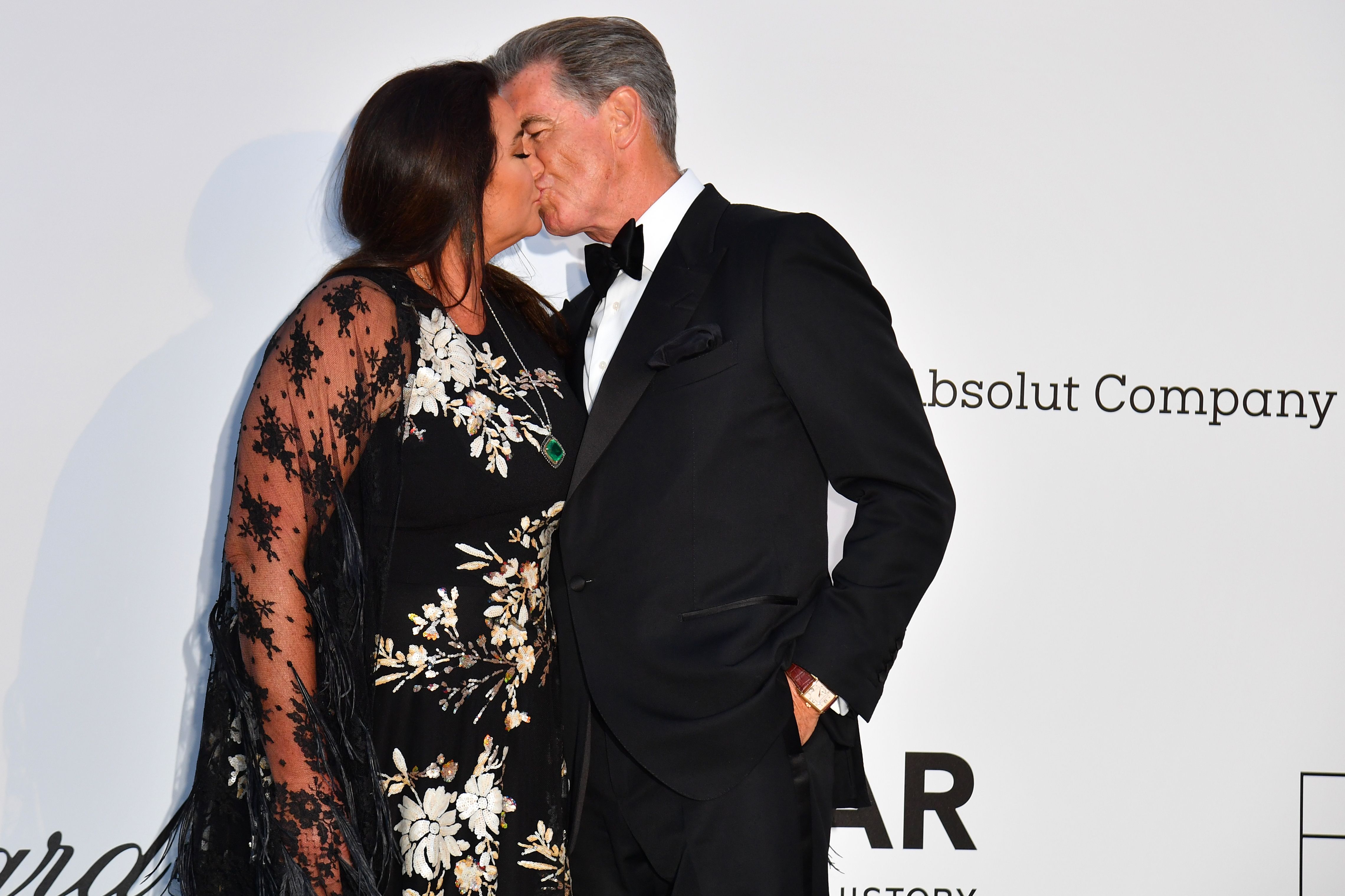 Pierce Brosnan embrasse Keely Shaye Smith le 17 mai 2018 à l'hôtel du Cap-Eden-Roc au Cap d'Antibes, dans le sud de la France | Source : Getty Images