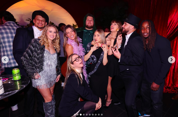 Taylor Swift et Travis Kelce posant pour une photo avec leurs amis Patrick et Brittany Mahomes, Ashley Avignone, et d'autres. | Source : Instagram/ashavignone