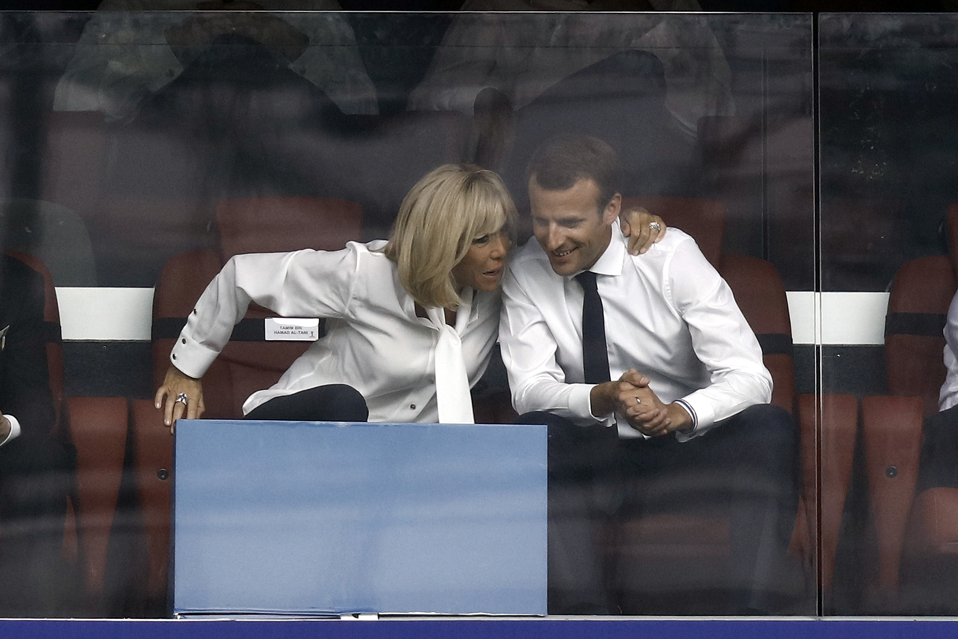 Le même jour, Brigitte a été vue en train de placer son bras autour d'Emmanuel alors qu'ils regardaient le match depuis les tribunes à Moscou. Leur apparition au match est devenue l'une de leurs sorties communes les plus diffusées de l'année, alors que la France célébrait sa victoire en Coupe du monde contre la Croatie.