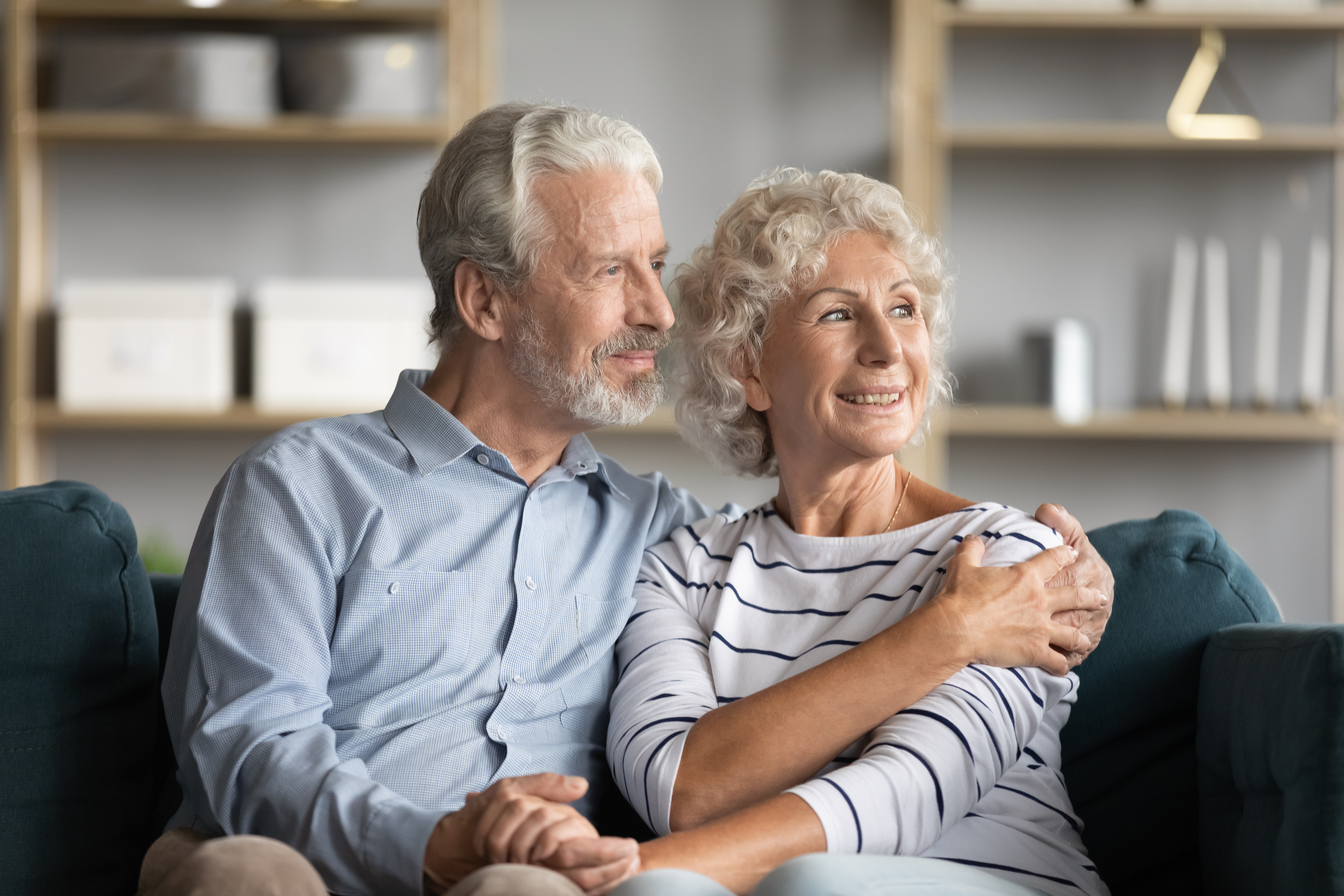 Un couple de seniors heureux se détend à la maison | Source : Shutterstock