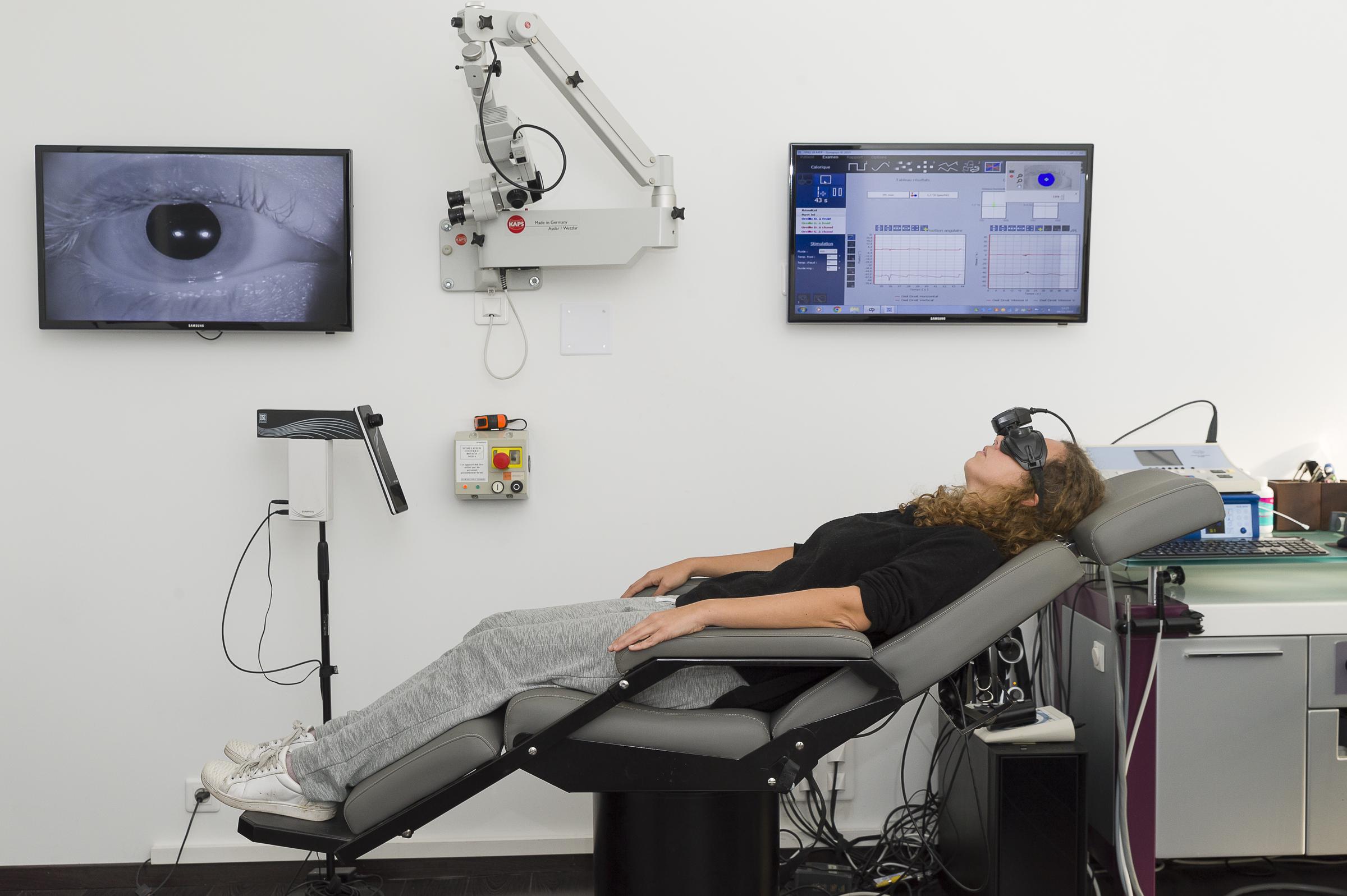 Femme subissant un test de la fonction vestibulaire lors d'une évaluation ORL (oreille, nez et gorge) | Source : Getty Images