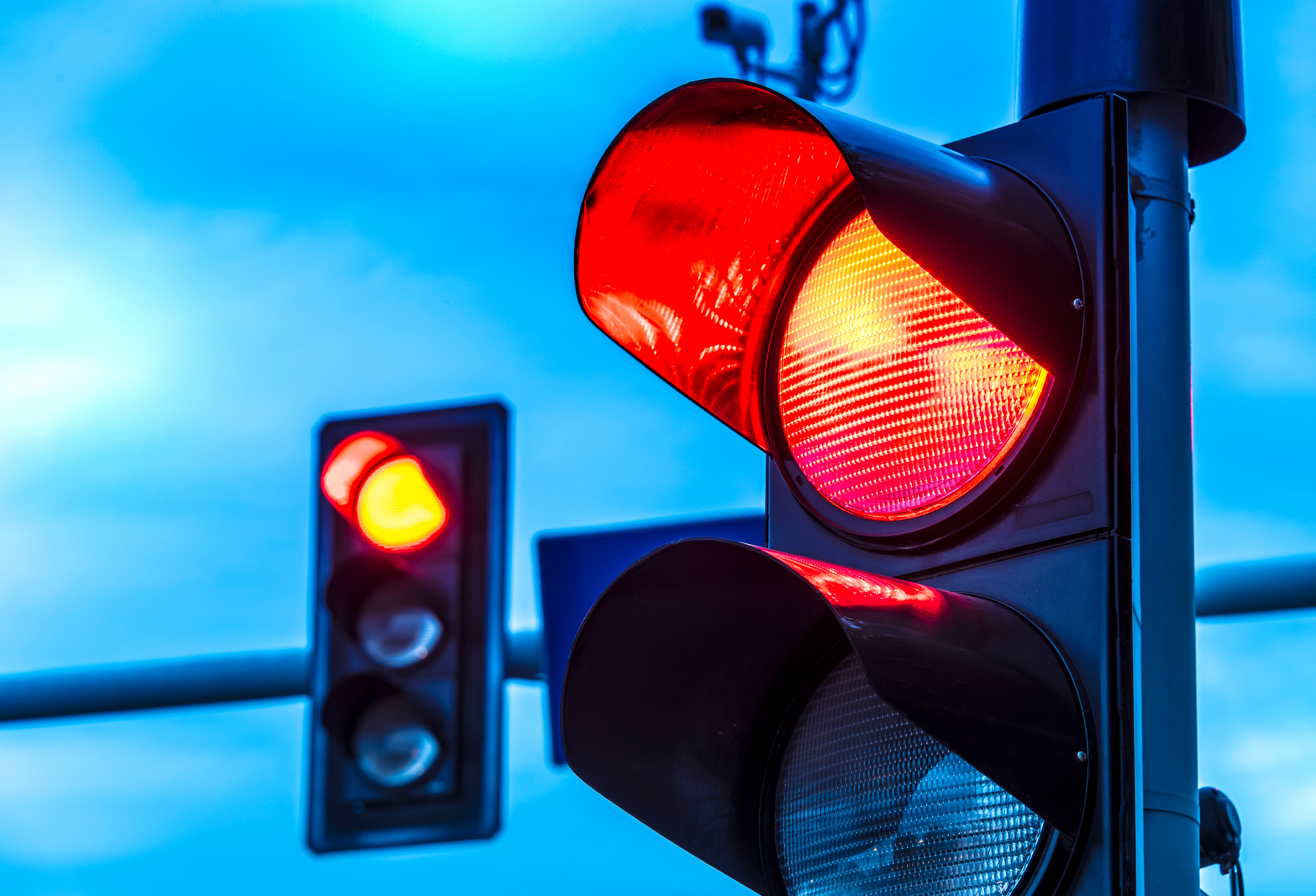 Un feu de signalisation clignotant en rouge | Source : Shutterstock