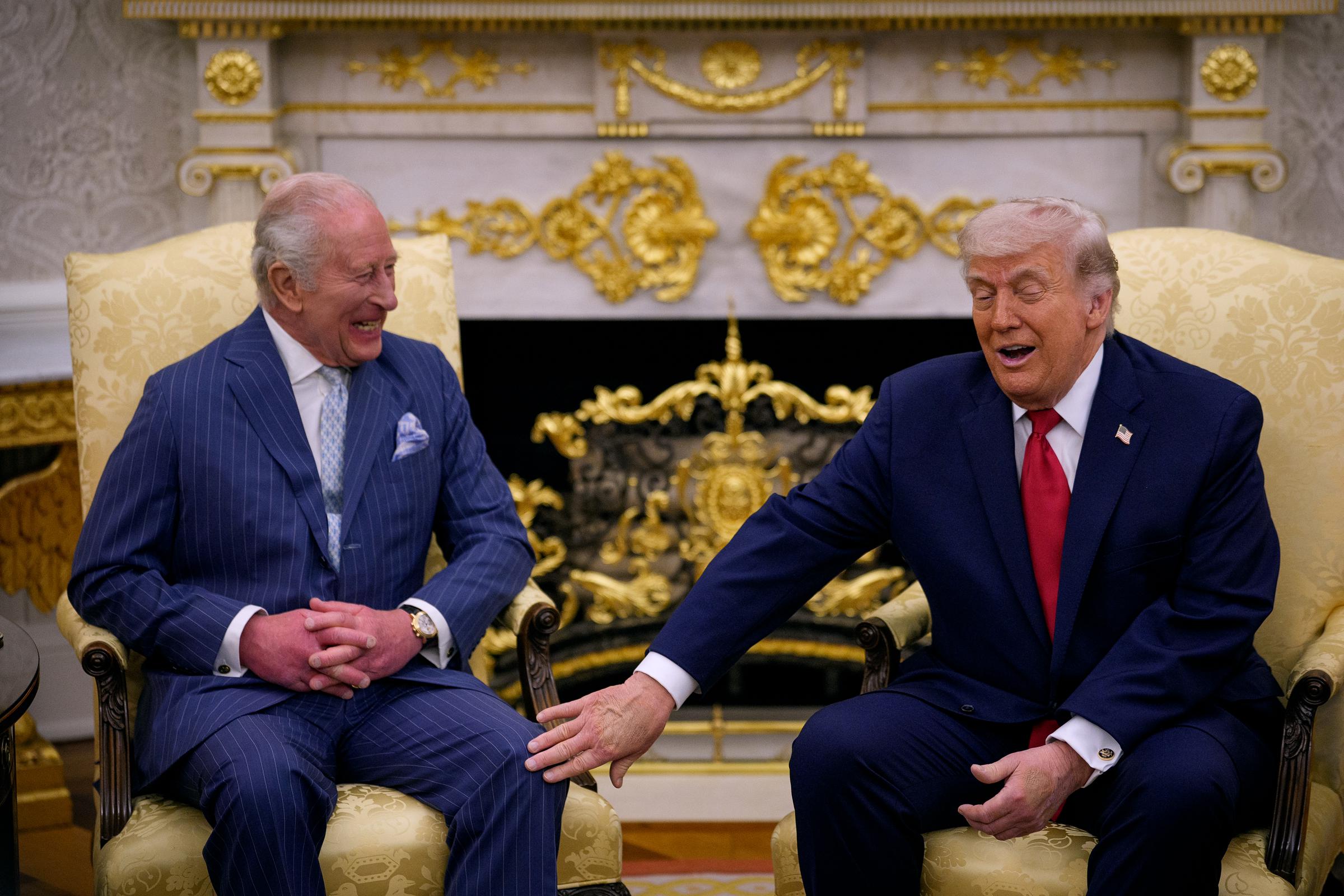 Le président américain Donald Trump touche le roi Charles III lors d'une rencontre dans le Bureau ovale de la Maison Blanche, le 28 avril 2026 à Washington, DC. Le roi Charles III s'adressera ensuite à une séance conjointe du Congrès lors de sa première visite aux États-Unis en tant que monarque britannique I Source : Getty Images