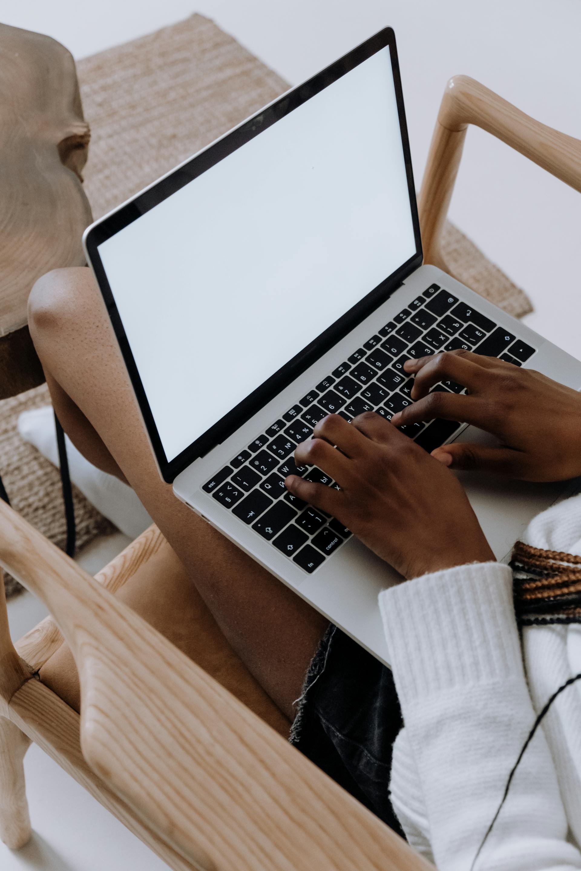 Une femme utilisant un ordinateur portable | Source : Pexels