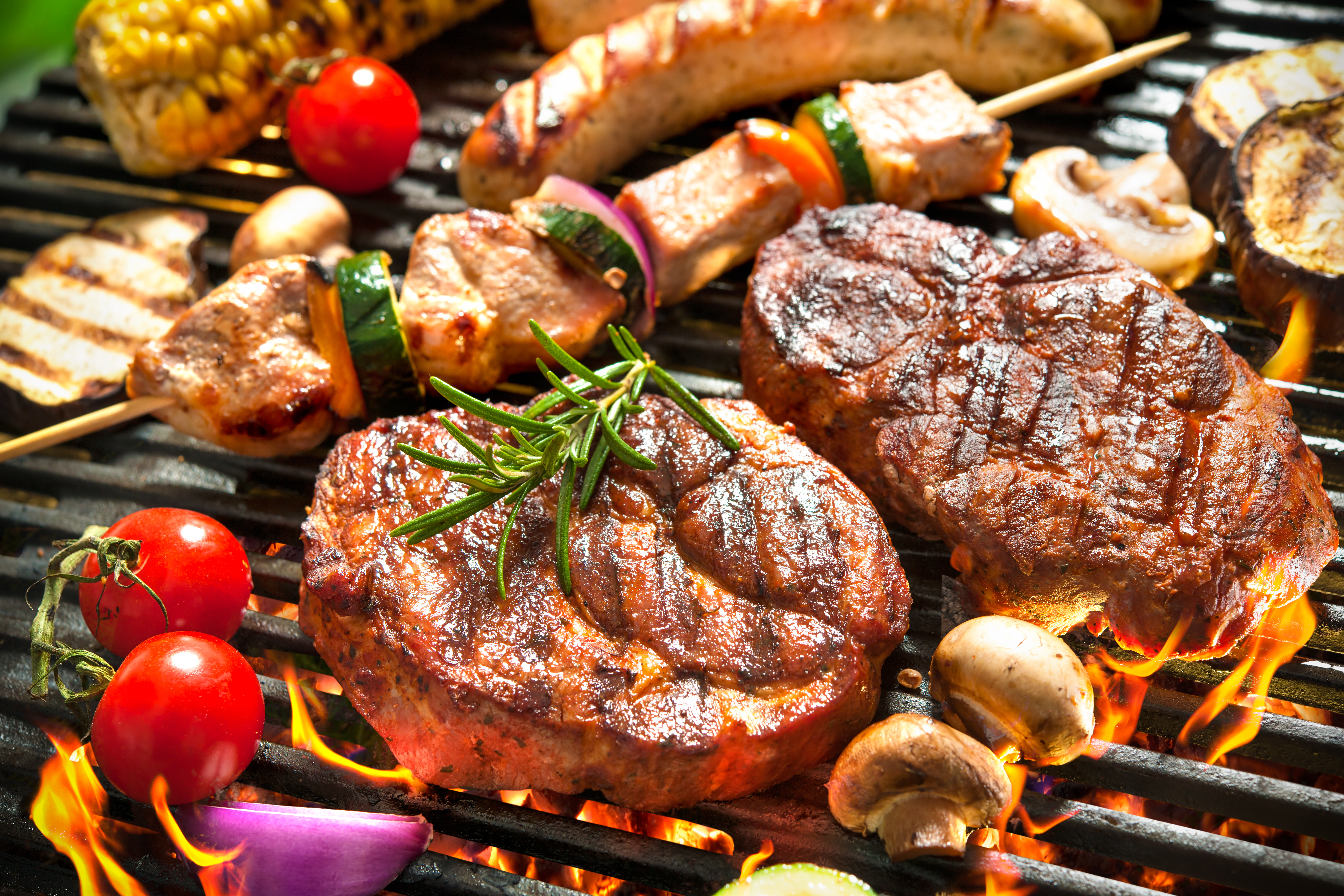 De la viande de barbecue en train de cuire sur un gril | Source : Shutterstock