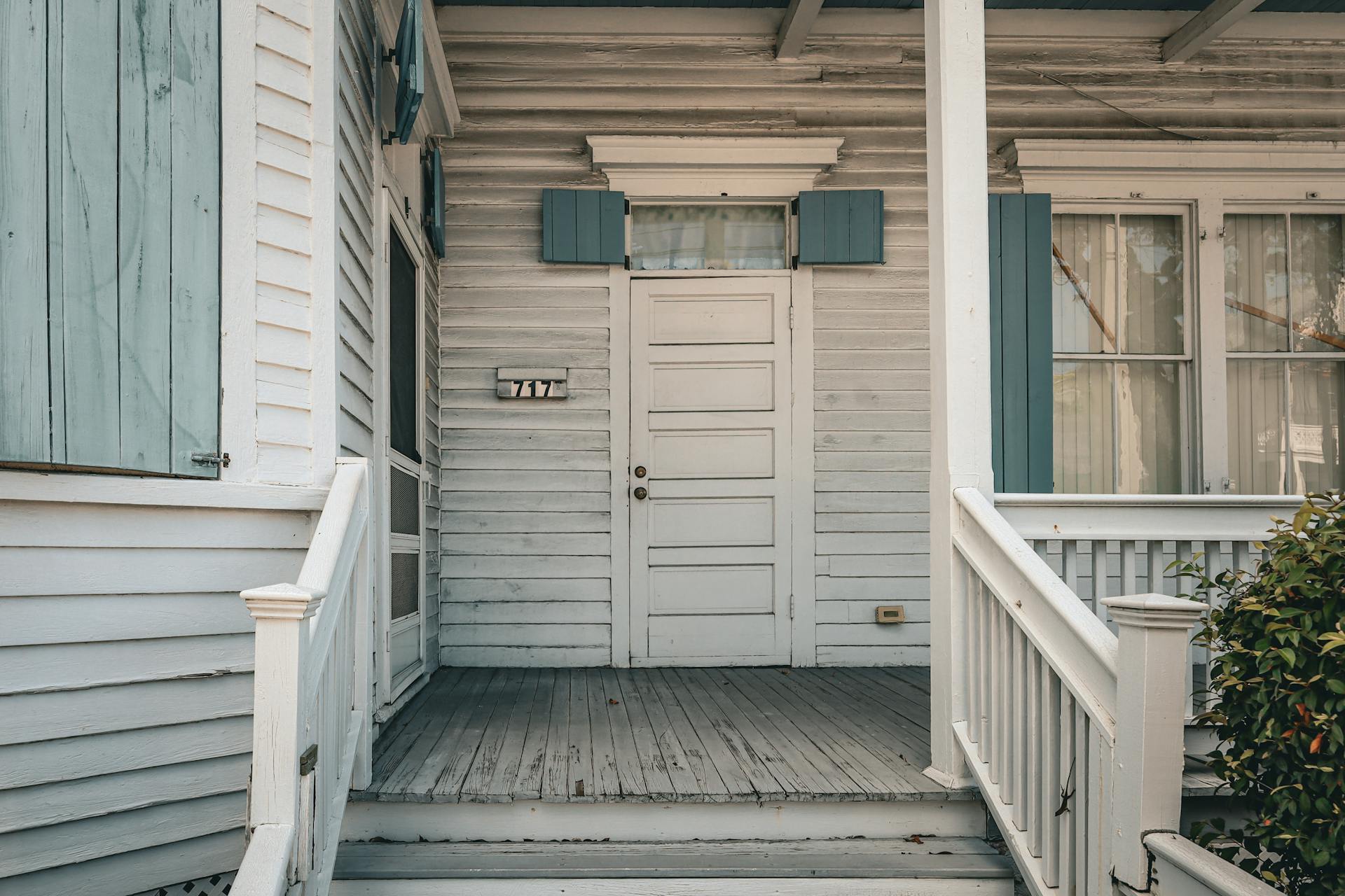 Une porte d'entrée et un porche | Source : Pexels