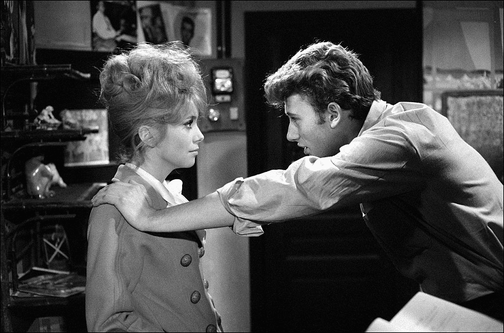  Johnny Hallyday dans les années 60 en France - Catherine Deneuve et Johnny Hallyday dans "Les Parisiennes" en France, en novembre 1961. | Photo : Getty Images