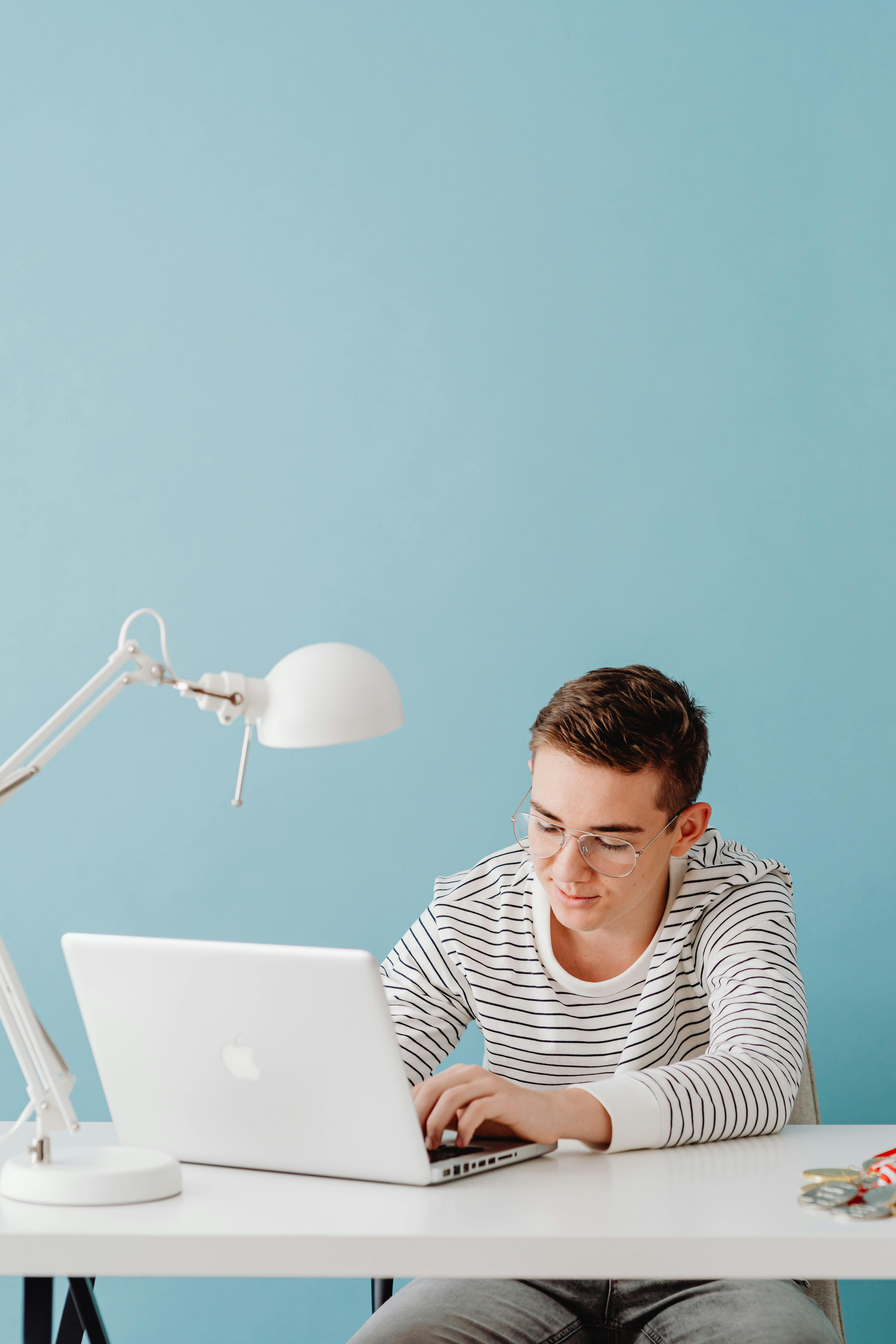 Un homme travaillant sur un ordinateur portable dans son bureau à domicile | Source : Pexels