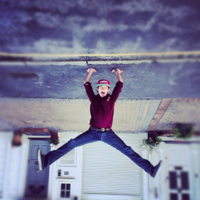 Grâce à son dévouement et à son travail acharné, il n'a cessé de perfectionner ses talents d'acrobate et de danseur dès son plus jeune âge. Sur cette photo, on le voit faire le poirier dans la rue le 16 juin 2012. | Source : Getty Images