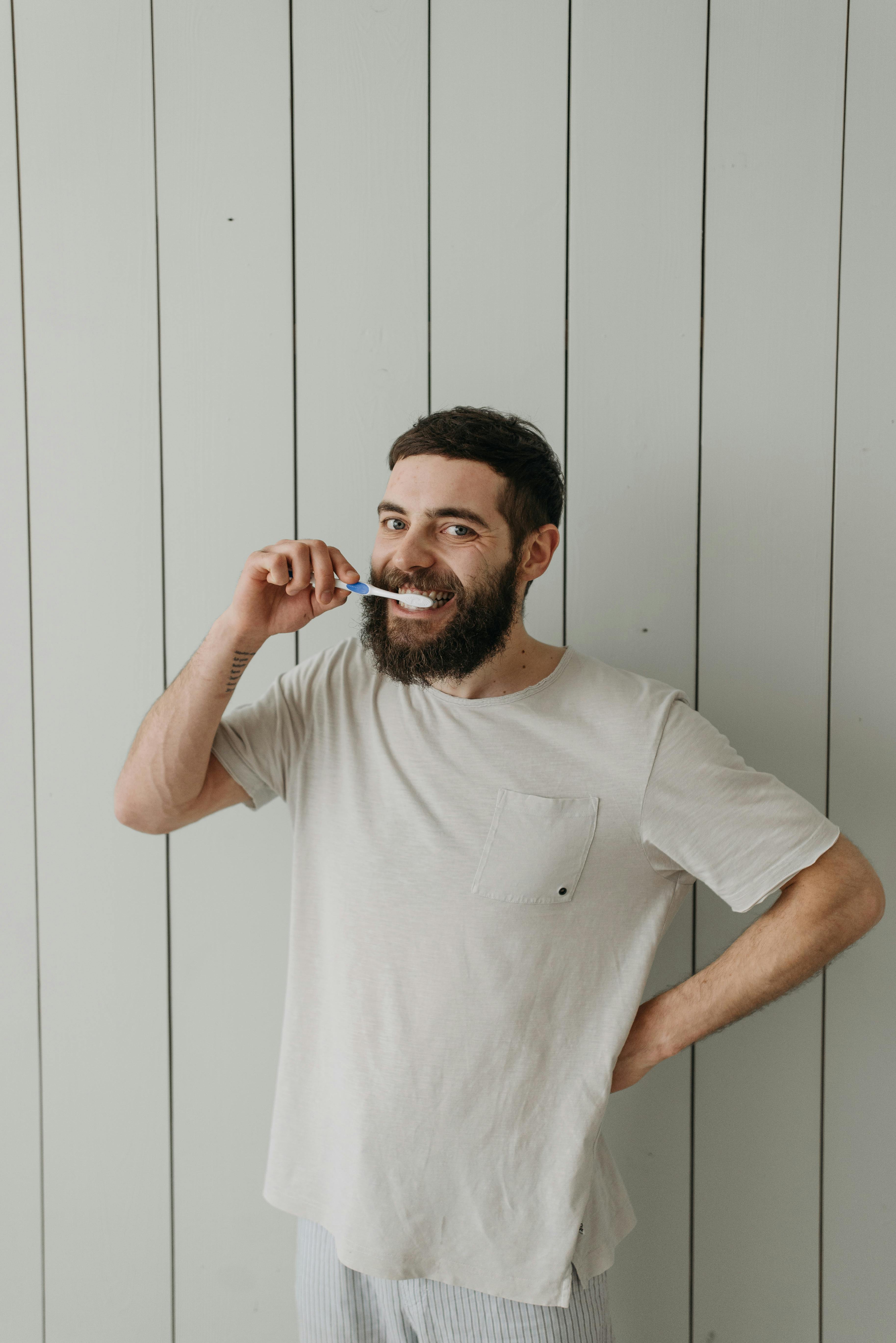 Un homme se brossant les dents | Source : Pexels