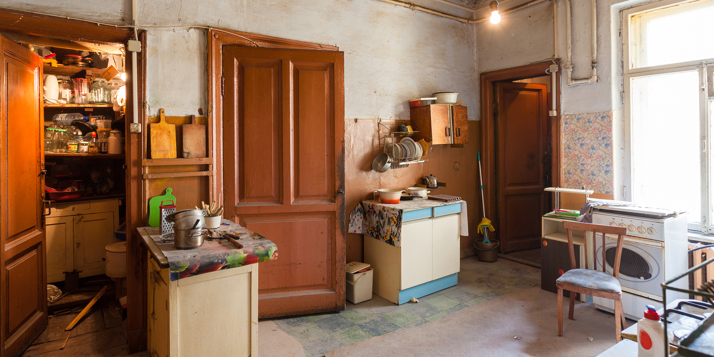 Un appartement simple et encombré | Source : Shutterstock