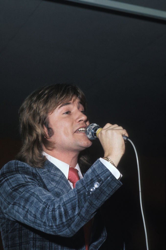 Le chanteur C Jérôme en décembre en 1973 à Paris, France. | Photo : Getty Images