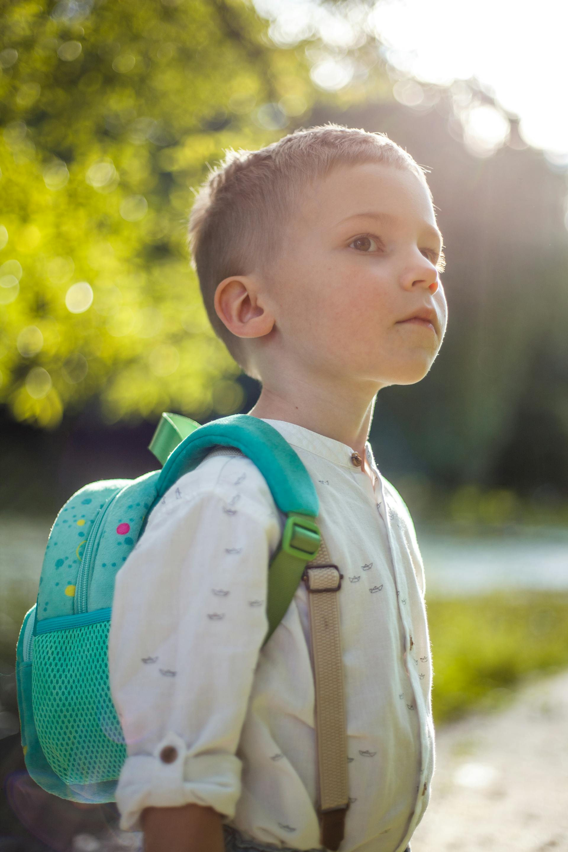 Un petit garçon portant un sac à dos bleu | Source : Pexels