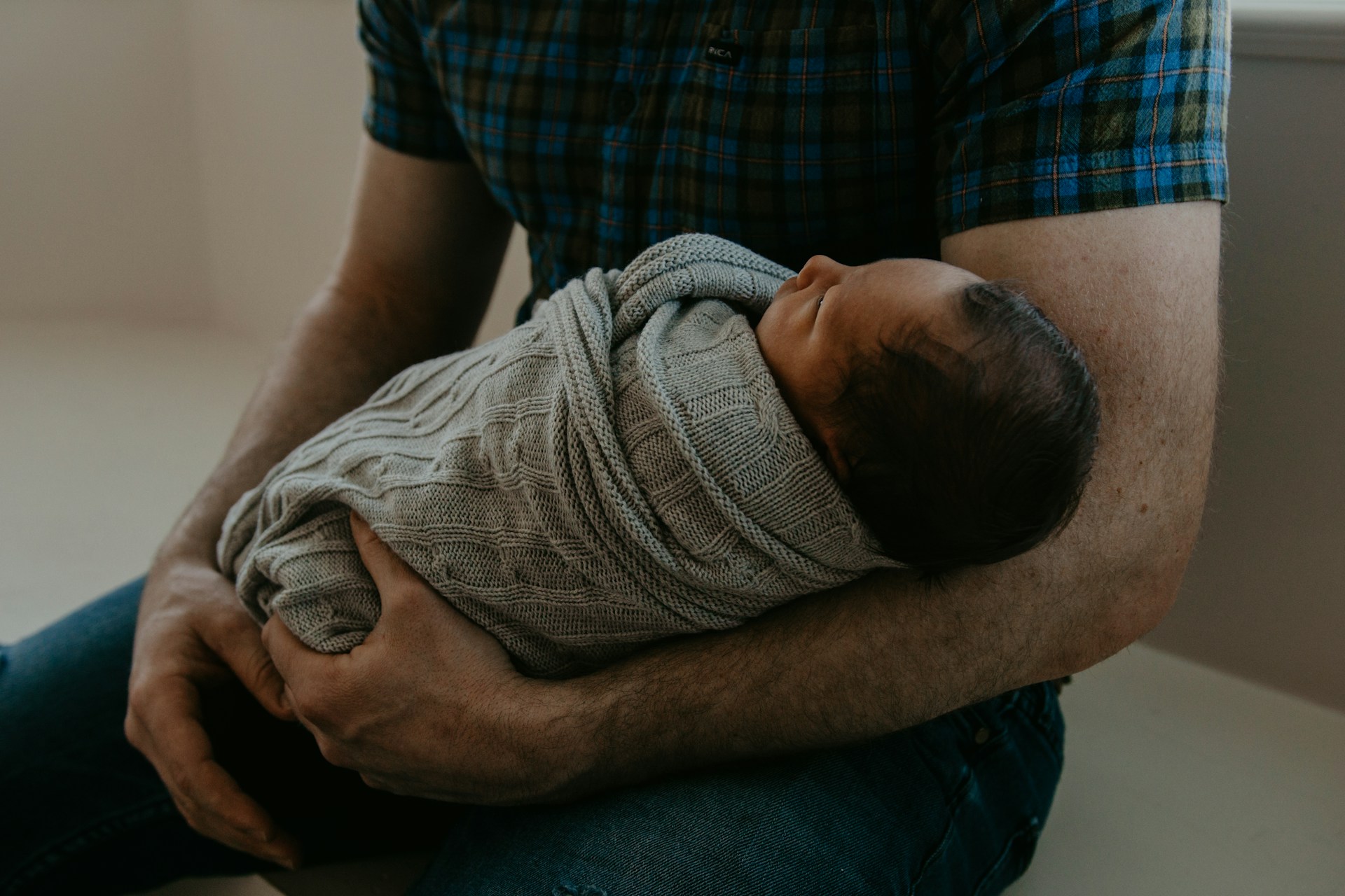Un homme tenant son bébé | Source : Unsplash