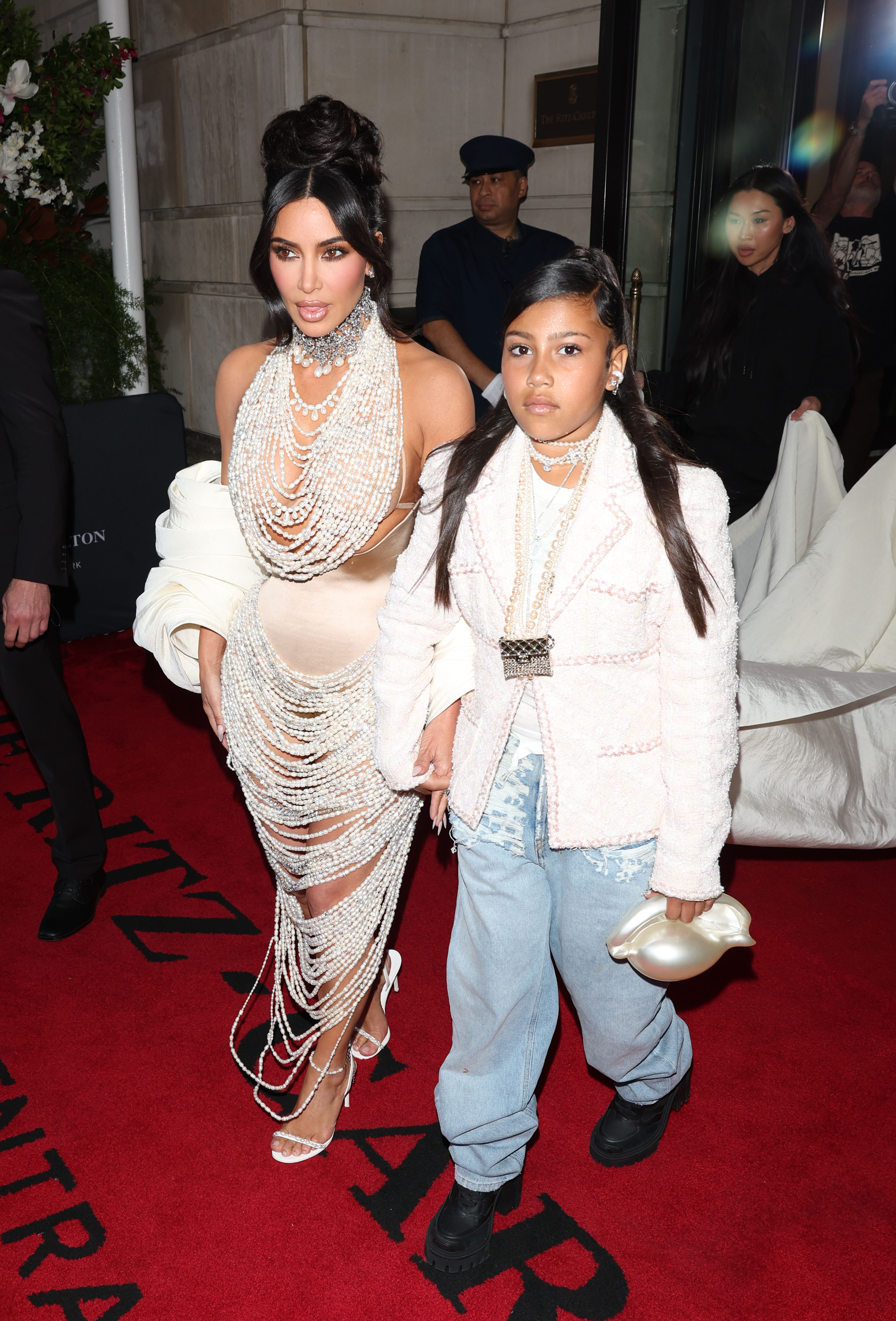 Kim Kardashian et North West sont vues en train de quitter l'hôtel Ritz à New York, le 1er mai 2023. | Source : Getty Images