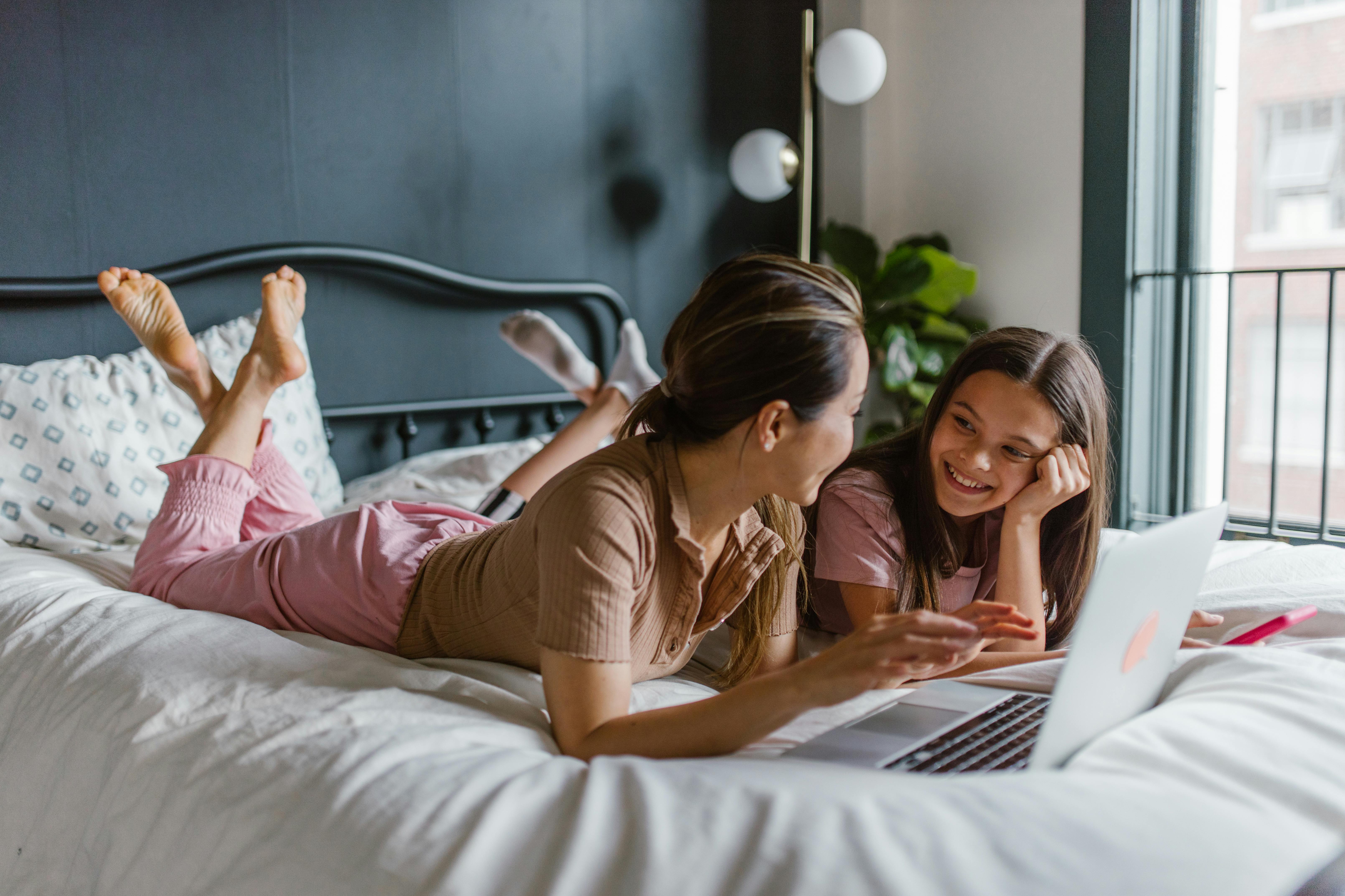 Mère et fille se rapprochant l'une de l'autre | Source : Pexels